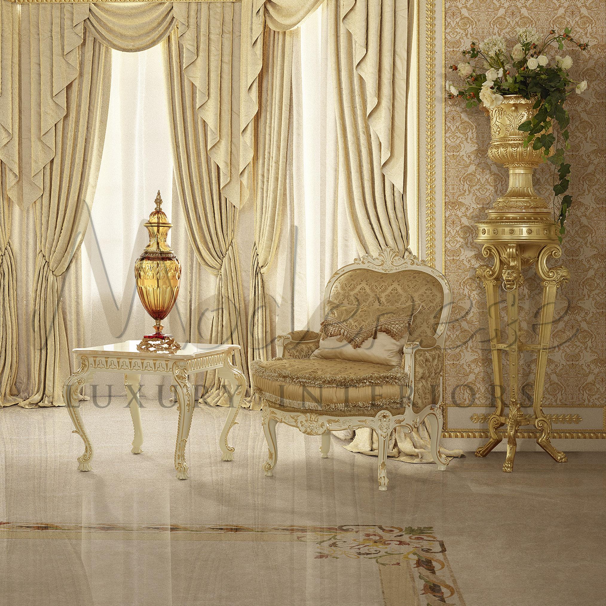 Merveilleux fauteuil en satin beige crème avec boutons capitons et coussin brosse. Ce siège présente une structure en bois décorée d'une finition laquée ivoire et feuille d'or. Modenese Gastone représente les solutions appropriées lorsque vous êtes