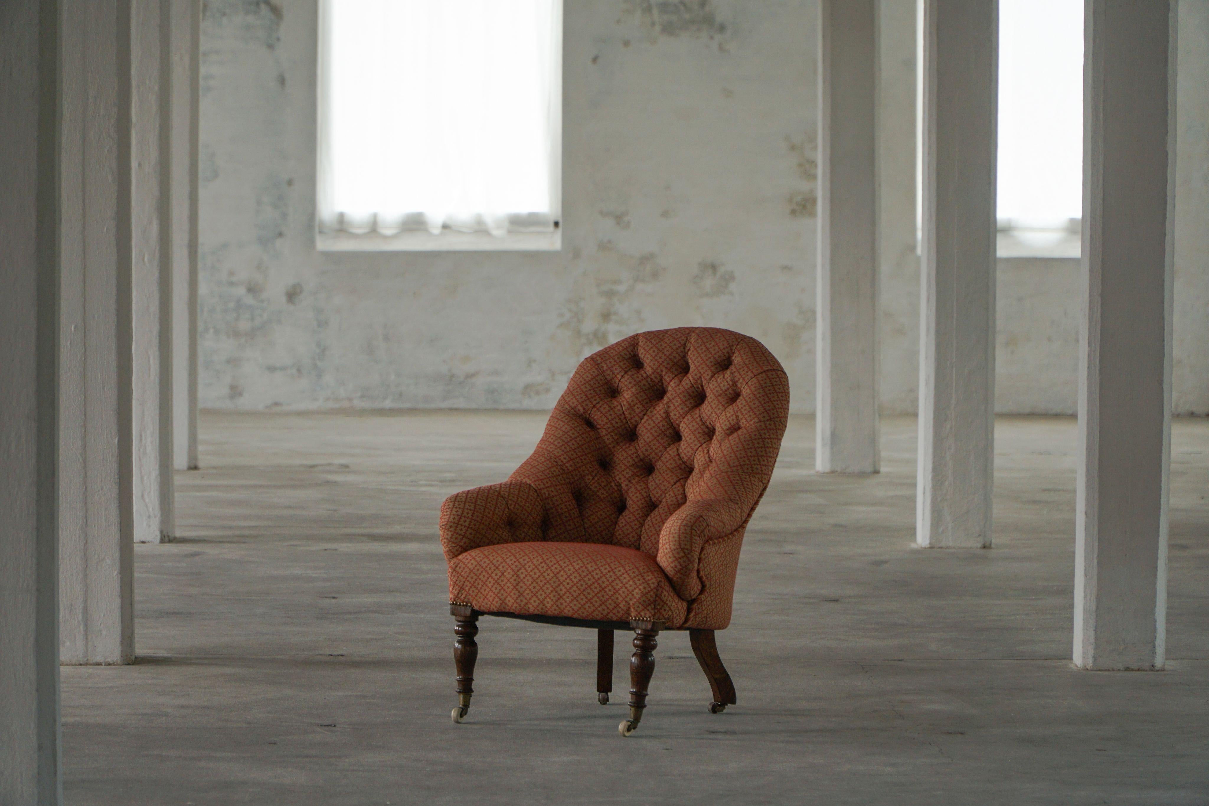 English Victorian Armchair in Mahogany, Wheels & Colorful Fabric, England, Early 1900s For Sale