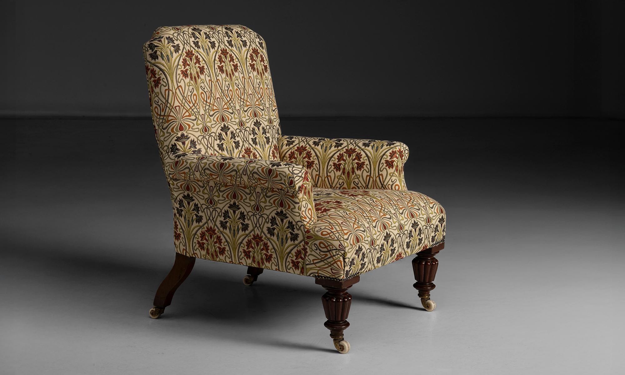 Inghilterra, 1850
Rivestito di nuovo, con gambe a spillo e rotelle originali in ottone e porcellana.
27 