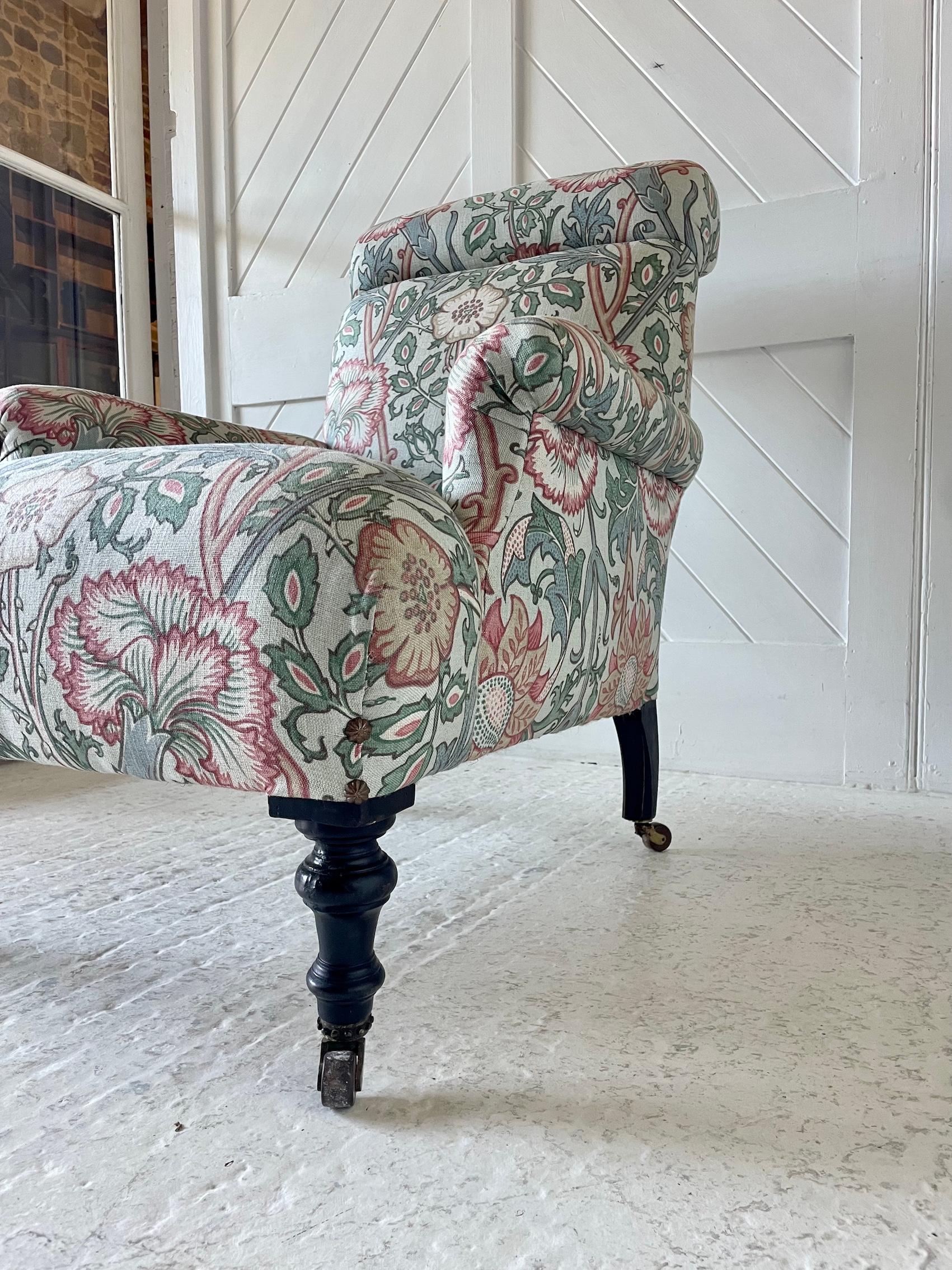 Tardo vittoriano Poltrona vittoriana rivestita in tessuto William Morris in vendita