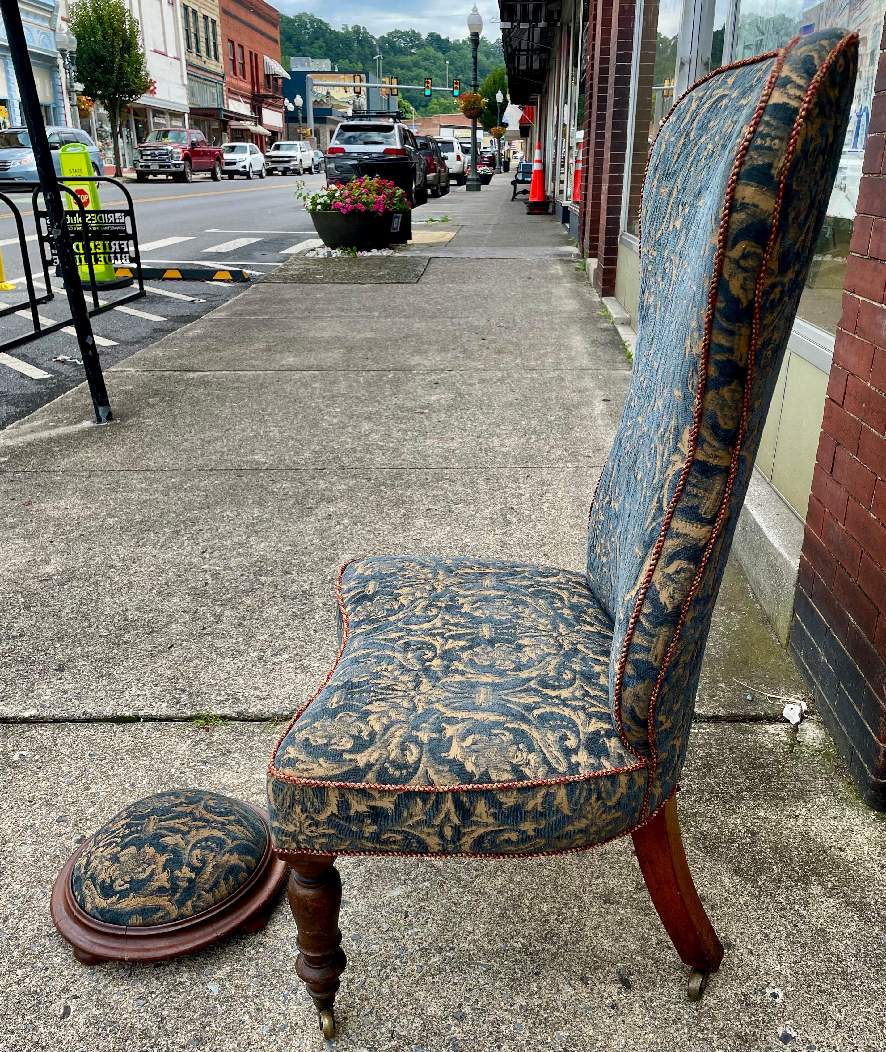 Victorian Armless Slipper Chair & Footstool Blau Chenille Barock Polsterung (Spätviktorianisch) im Angebot