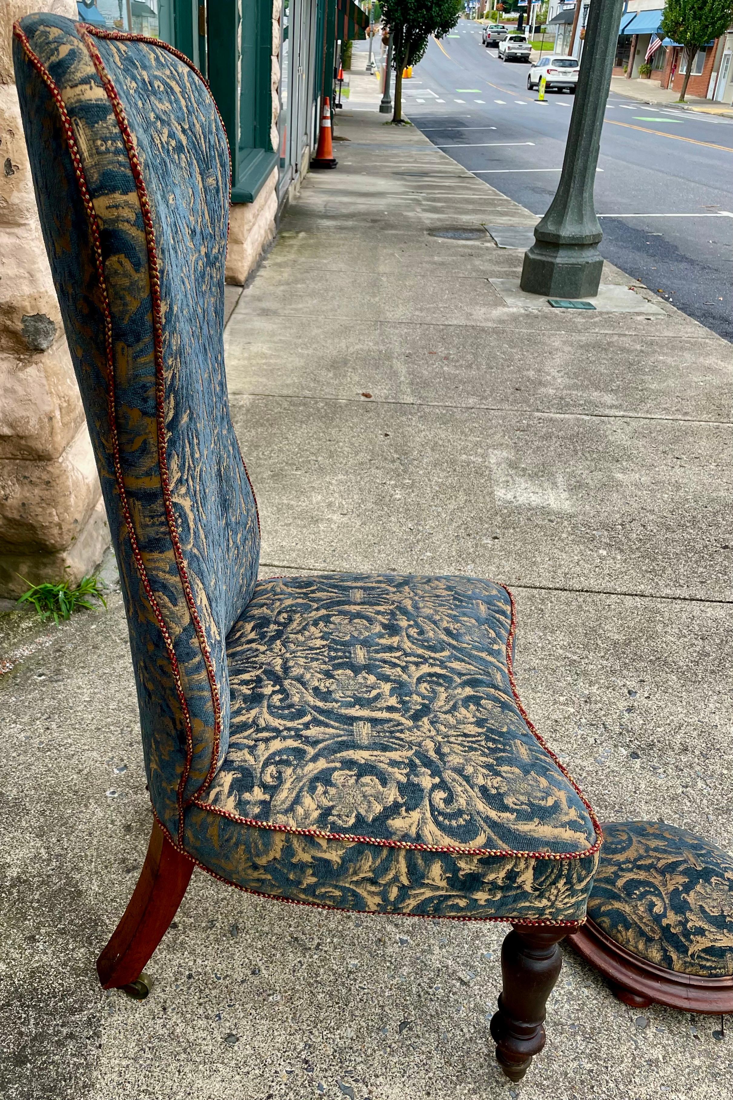 Victorian Armless Slipper Chair & Footstool Blau Chenille Barock Polsterung (Unbekannt) im Angebot