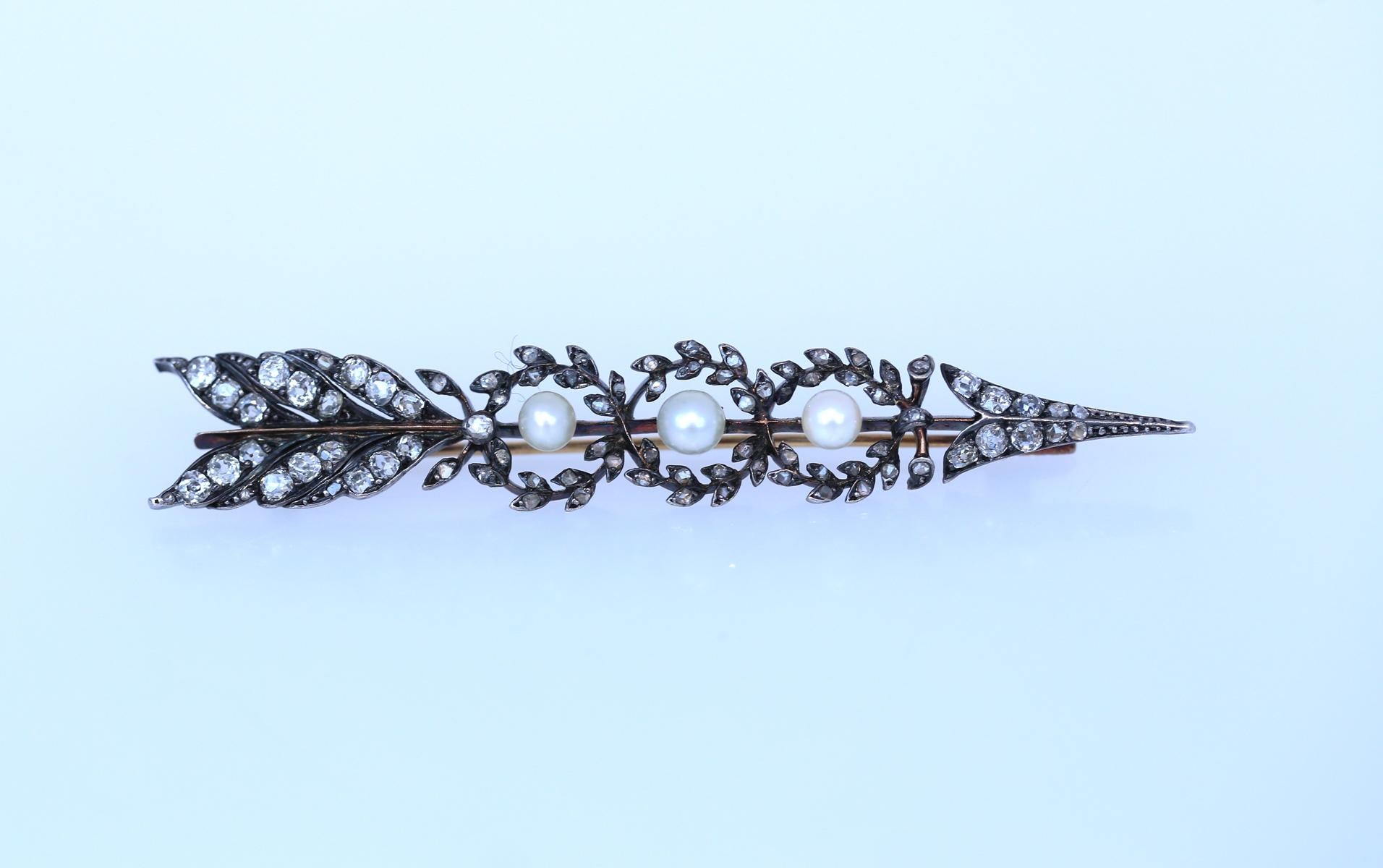 Victorian Arrow Unisex Brooch Diamonds Pearls Gold Silver Original Box, 1895 In Fair Condition For Sale In Herzelia, Tel Aviv