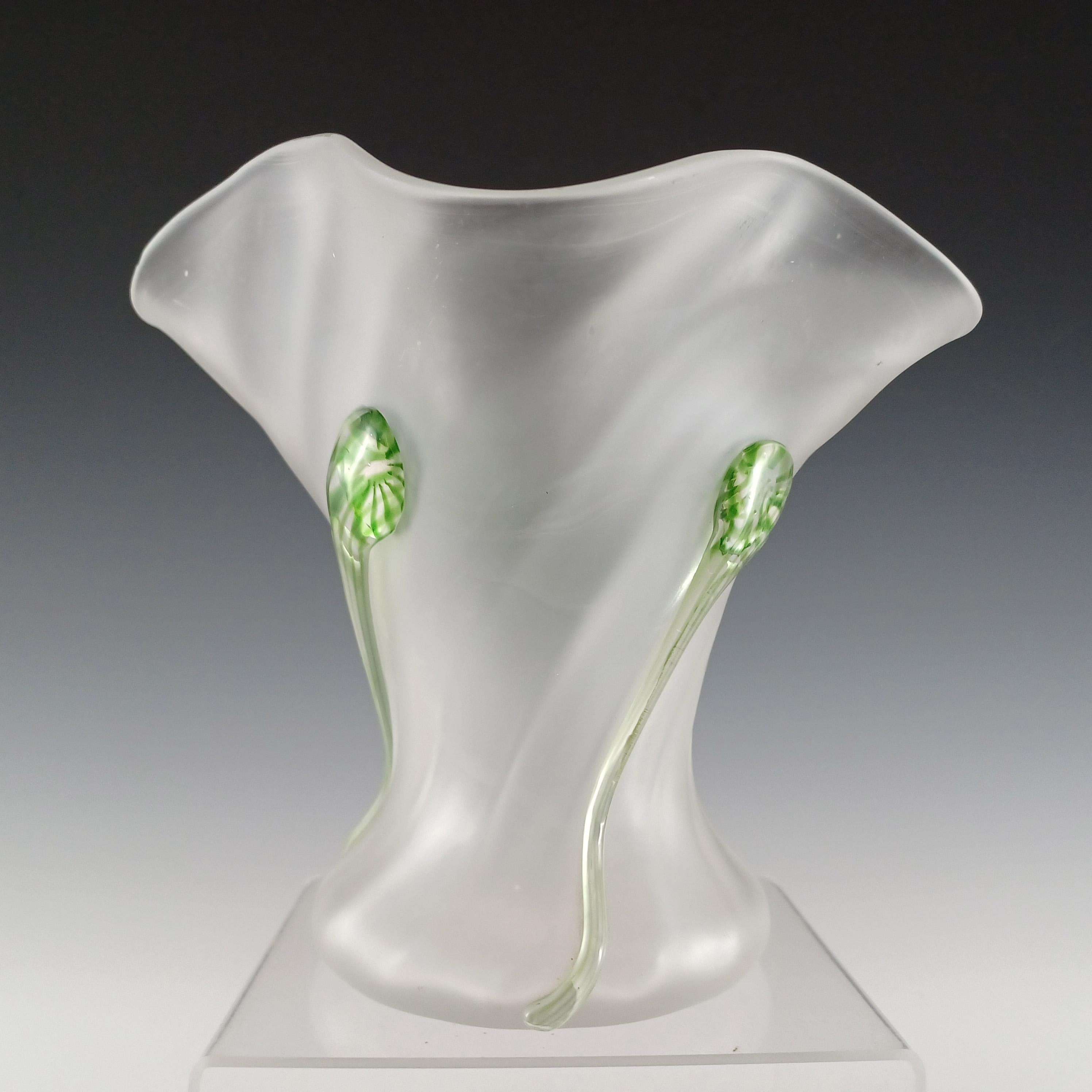 Precioso jarrón victoriano de 1900, de vidrio transparente esmerilado, con decoración en forma de cola de renacuajo aplicada en verde, borde ondulado en cuatro direcciones y marca de pontón en fondo cóncavo. Diseños como éste los producían varias