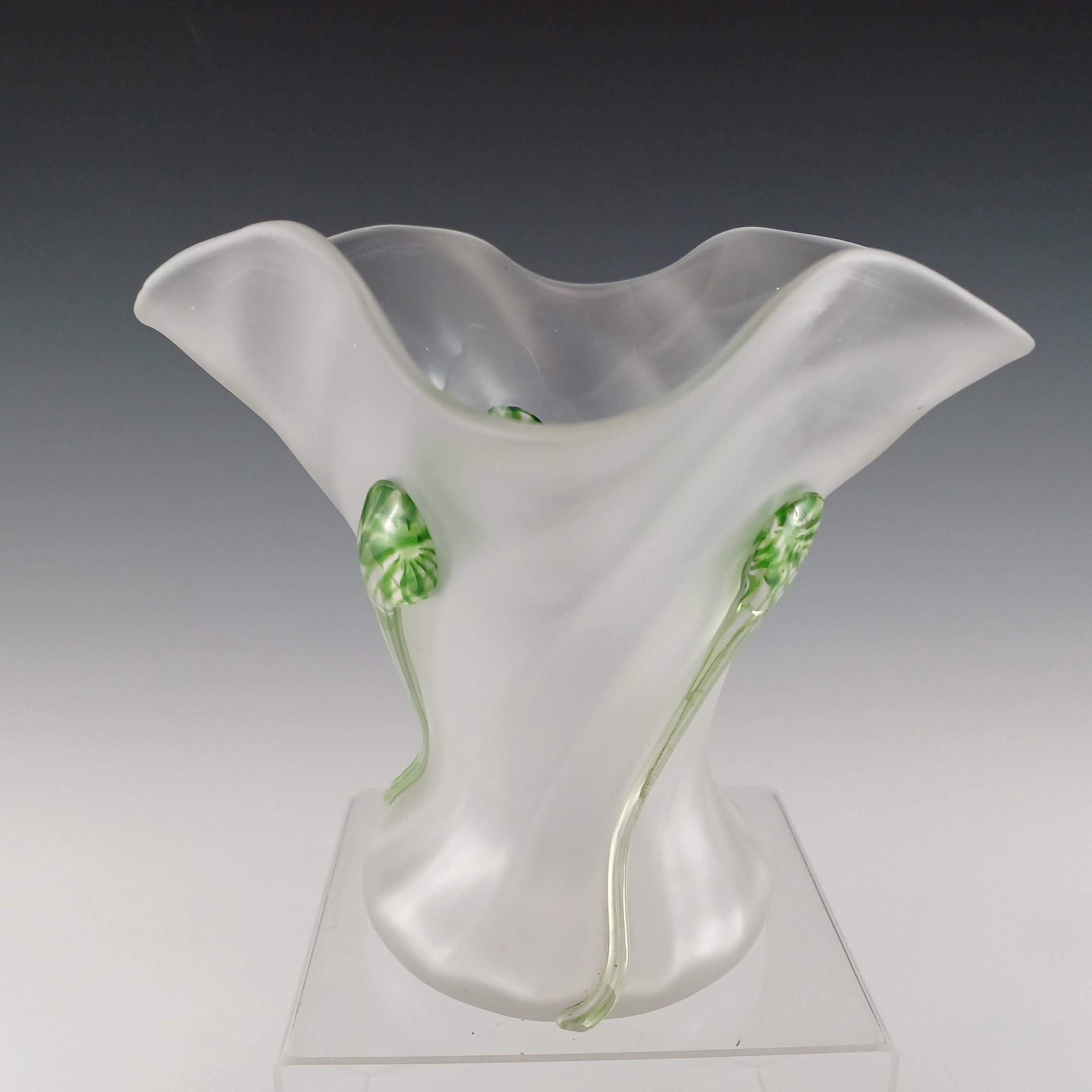 Jarrón Victoriano / Art Nouveau de cristal verde y transparente 'Senderos de renacuajos Británico en venta