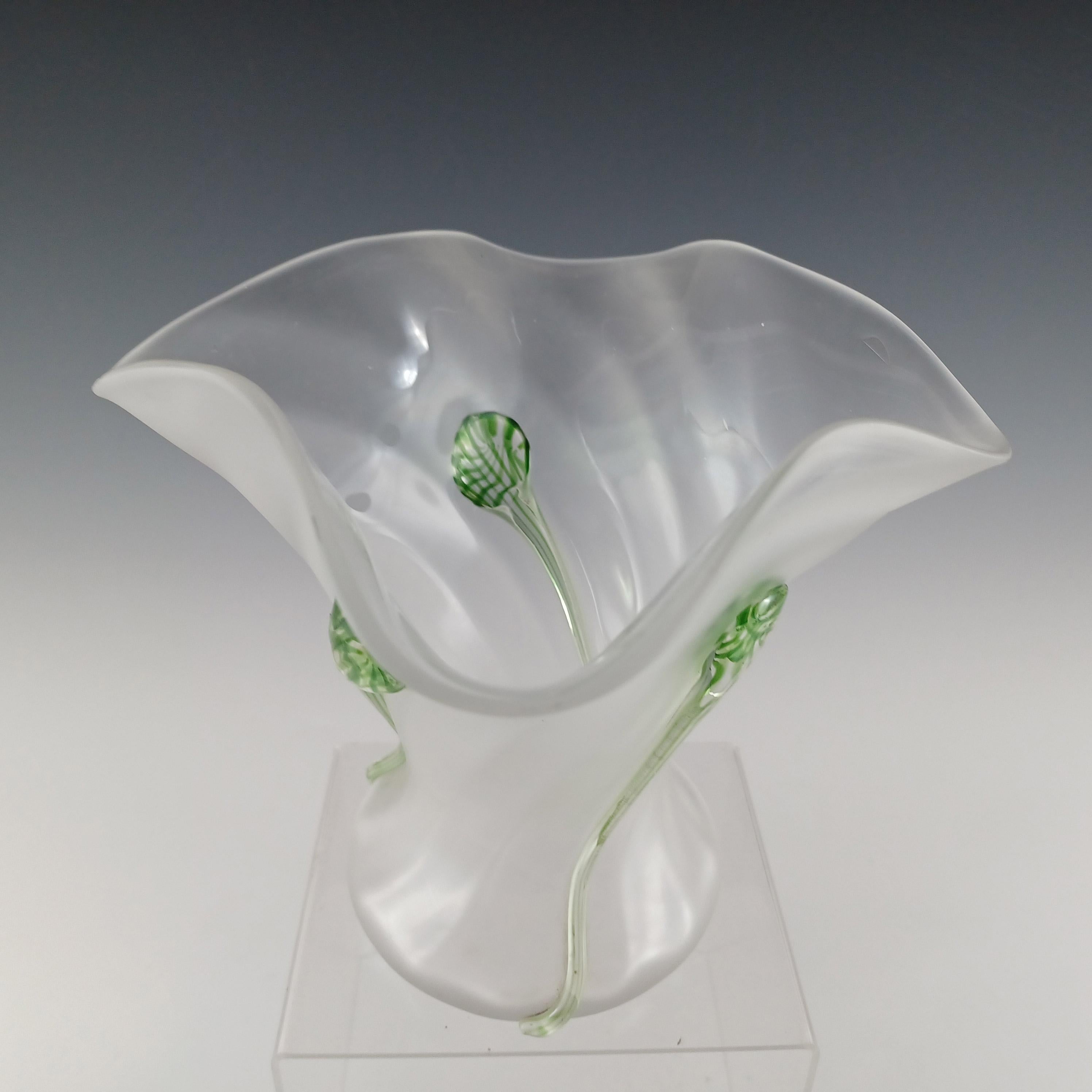 Jarrón Victoriano / Art Nouveau de cristal verde y transparente 'Senderos de renacuajos Hecho a mano en venta