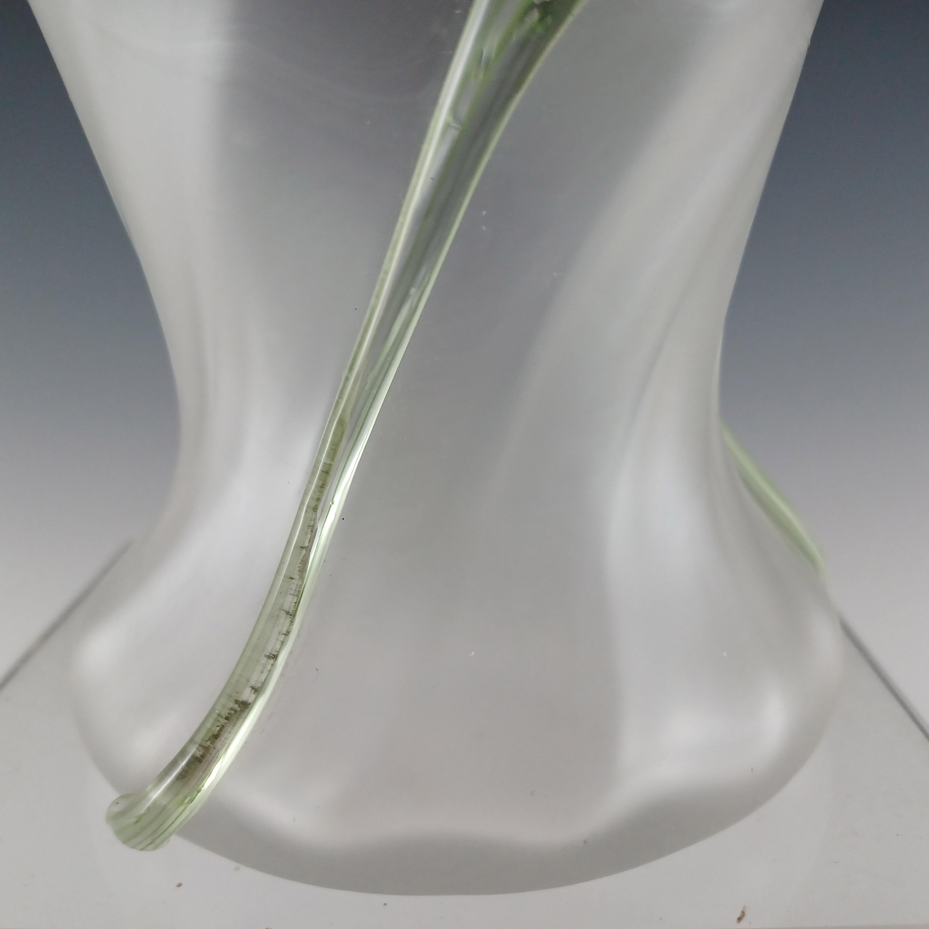 Jarrón Victoriano / Art Nouveau de cristal verde y transparente 'Senderos de renacuajos Fines del siglo XIX en venta