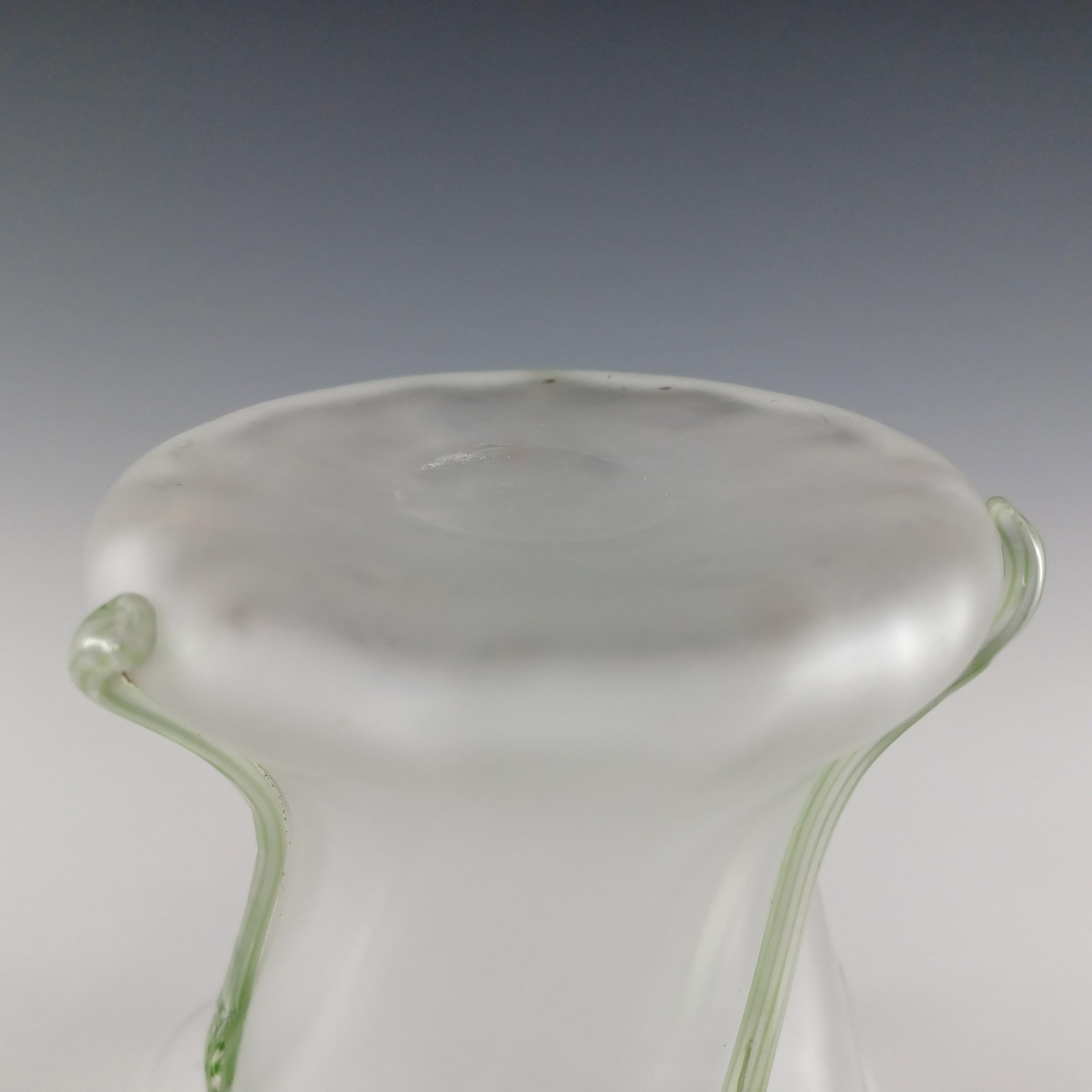 Jarrón Victoriano / Art Nouveau de cristal verde y transparente 'Senderos de renacuajos Vidrio en venta