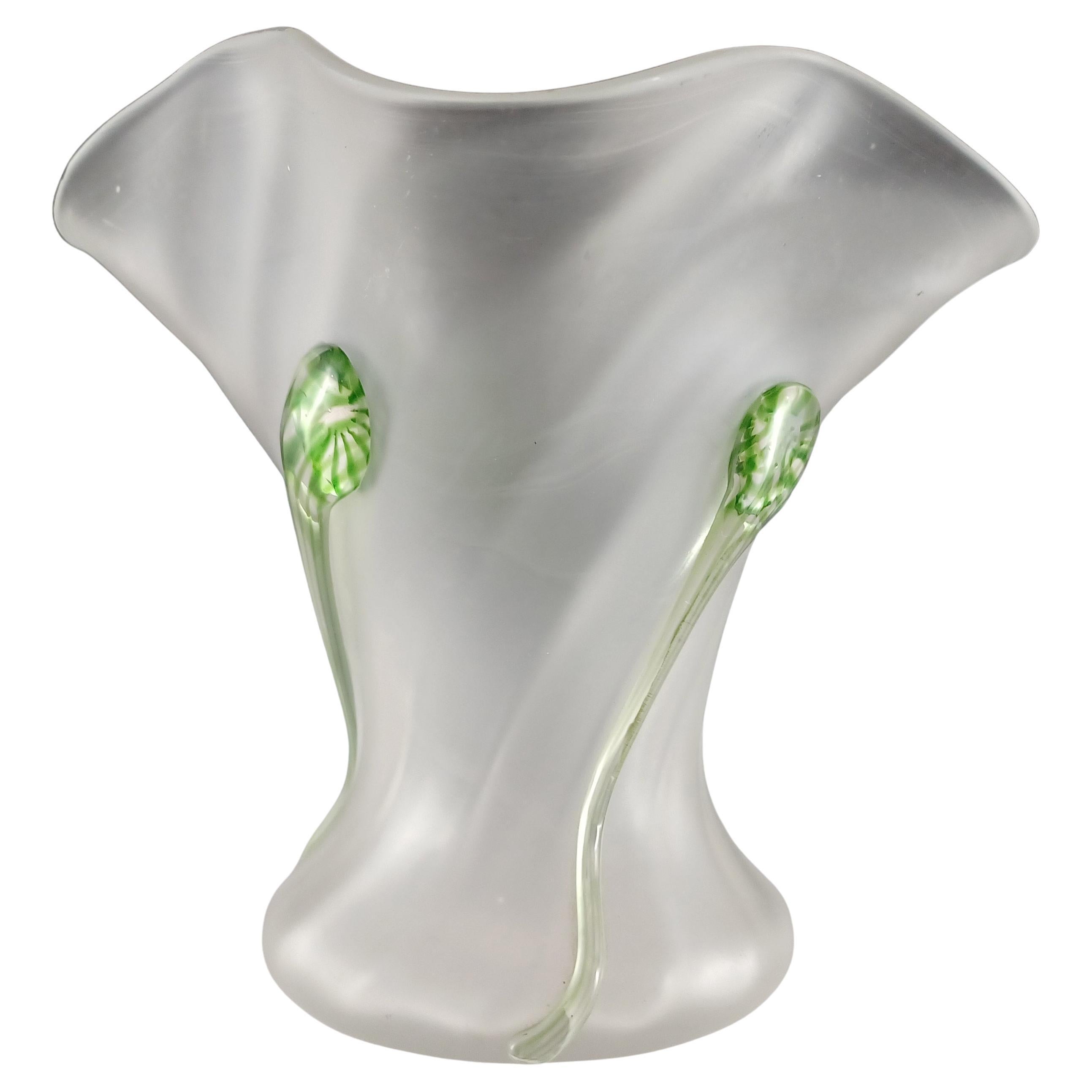 Jarrón Victoriano / Art Nouveau de cristal verde y transparente 'Senderos de renacuajos en venta