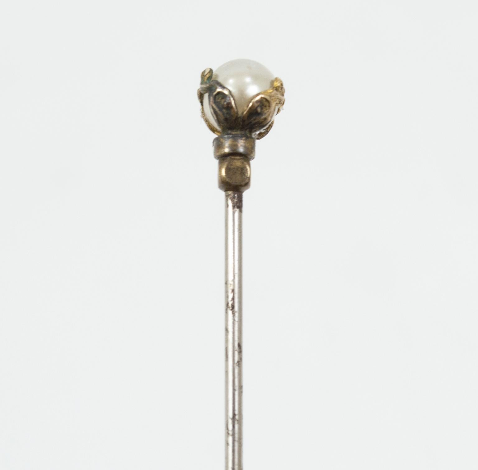 Victorian Art Nouveau Hat Pin with Cultured Pearl in Gold Talon, 1900s In Good Condition In Tucson, AZ