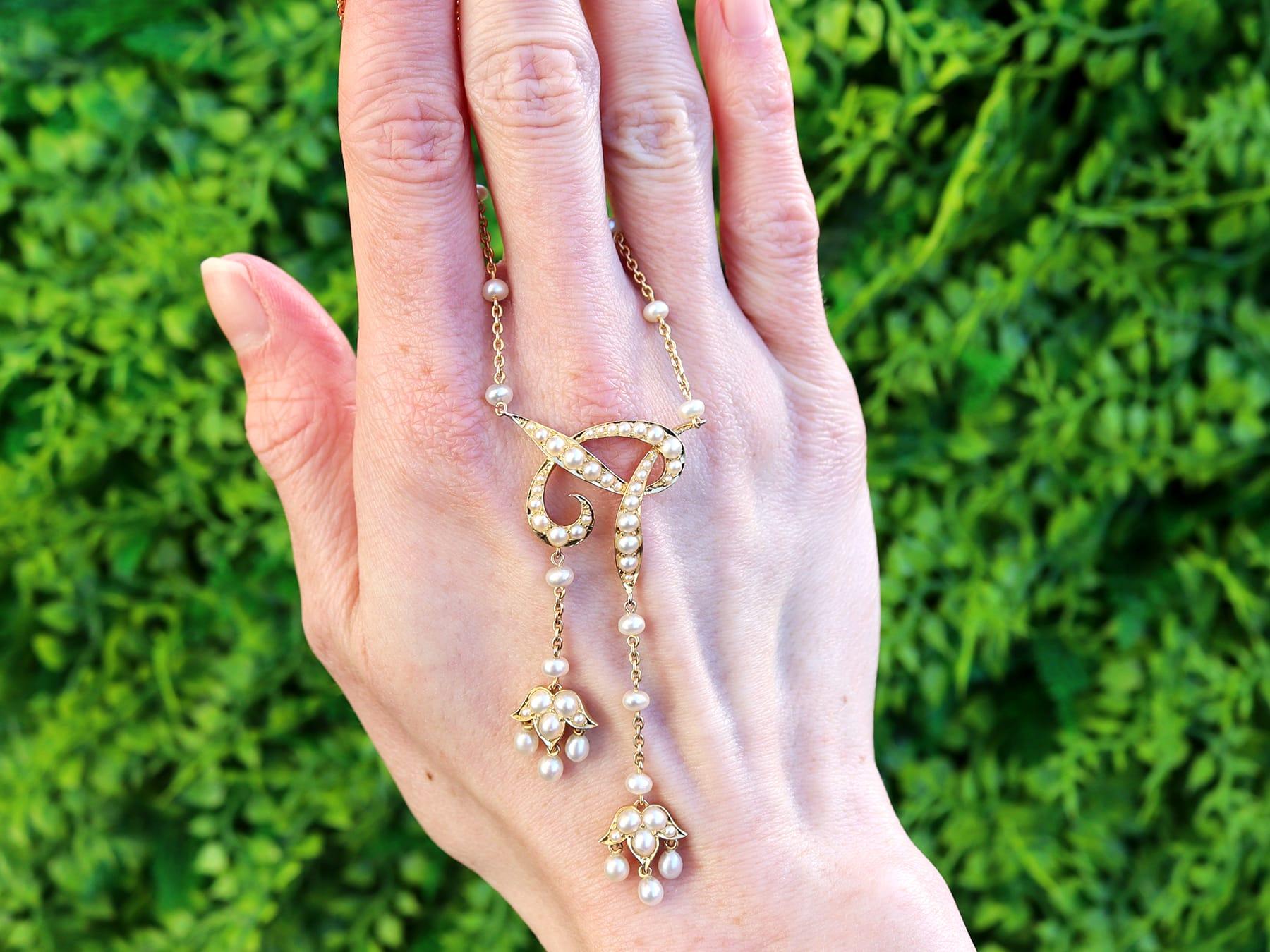 Eine feine und beeindruckende antike Perlenkette aus 18 Karat Gelbgold; Teil unserer Perlenschmuck-Kollektion.

Diese feine und beeindruckende Perlenkette ist aus 18 Karat Gelbgold gefertigt.

Dieser ungewöhnliche und begehrenswerte Anhänger ist mit