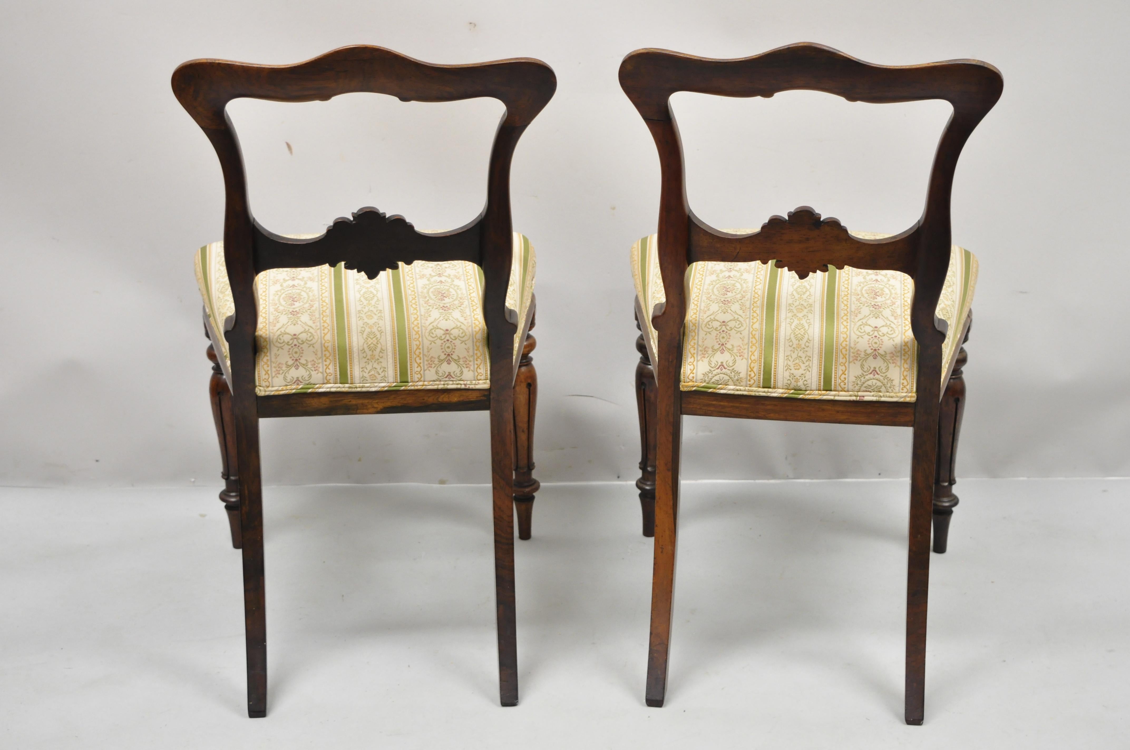 Paire de chaises de salon d'appoint victoriennes Art Nouveau transitionnelles en bois de rose sculpté 3