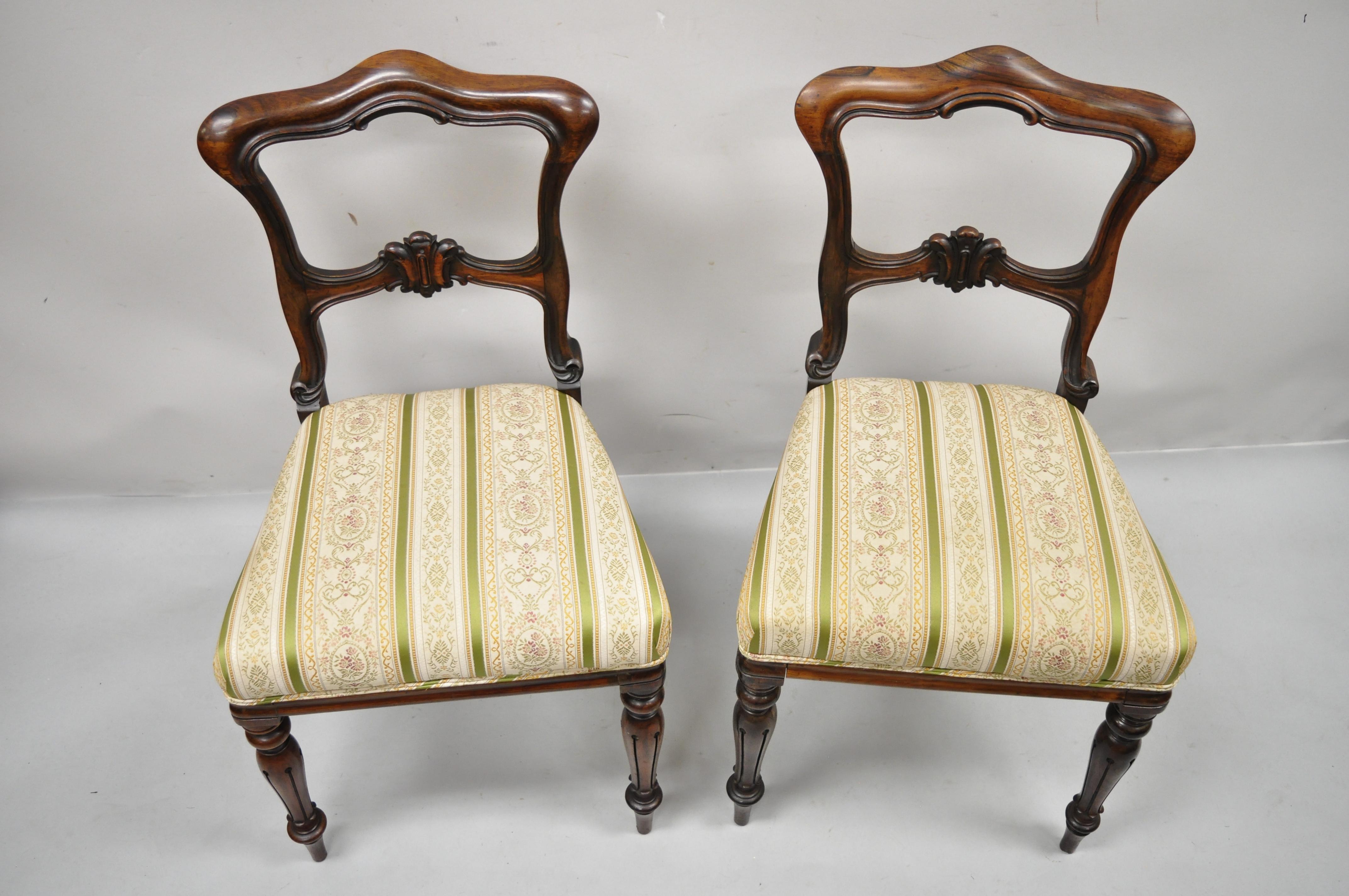 Paire de chaises de salon d'appoint victoriennes Art Nouveau transitionnelles en bois de rose sculpté 5