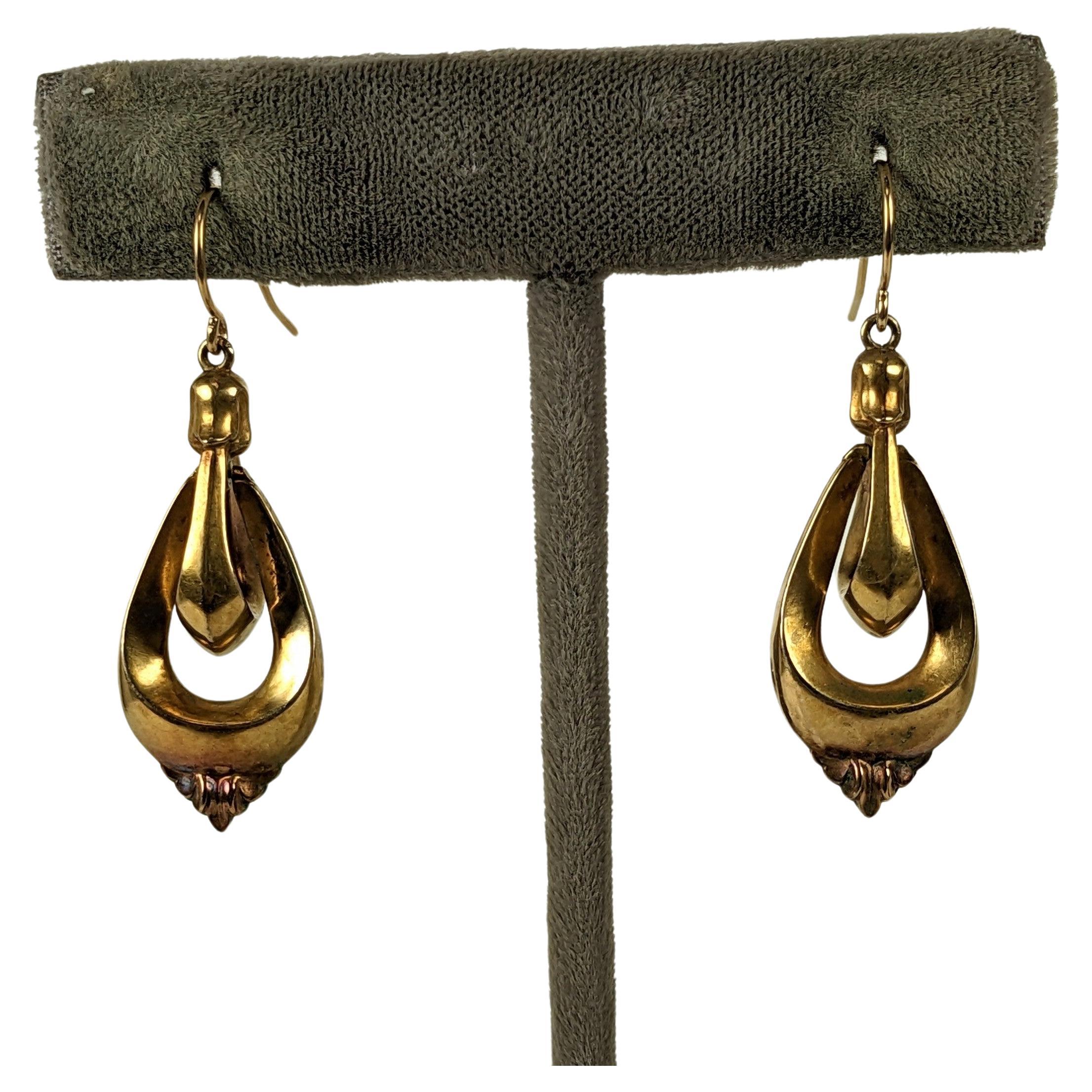 Eleganza degli orecchini vittoriani in oro della fine del XIX secolo. Cerchi articolati che oscillano indipendentemente l'uno dall'altro con cappucci a campana. Orecchini Test 18k con fili d'oro. 1880, USA. 1.25