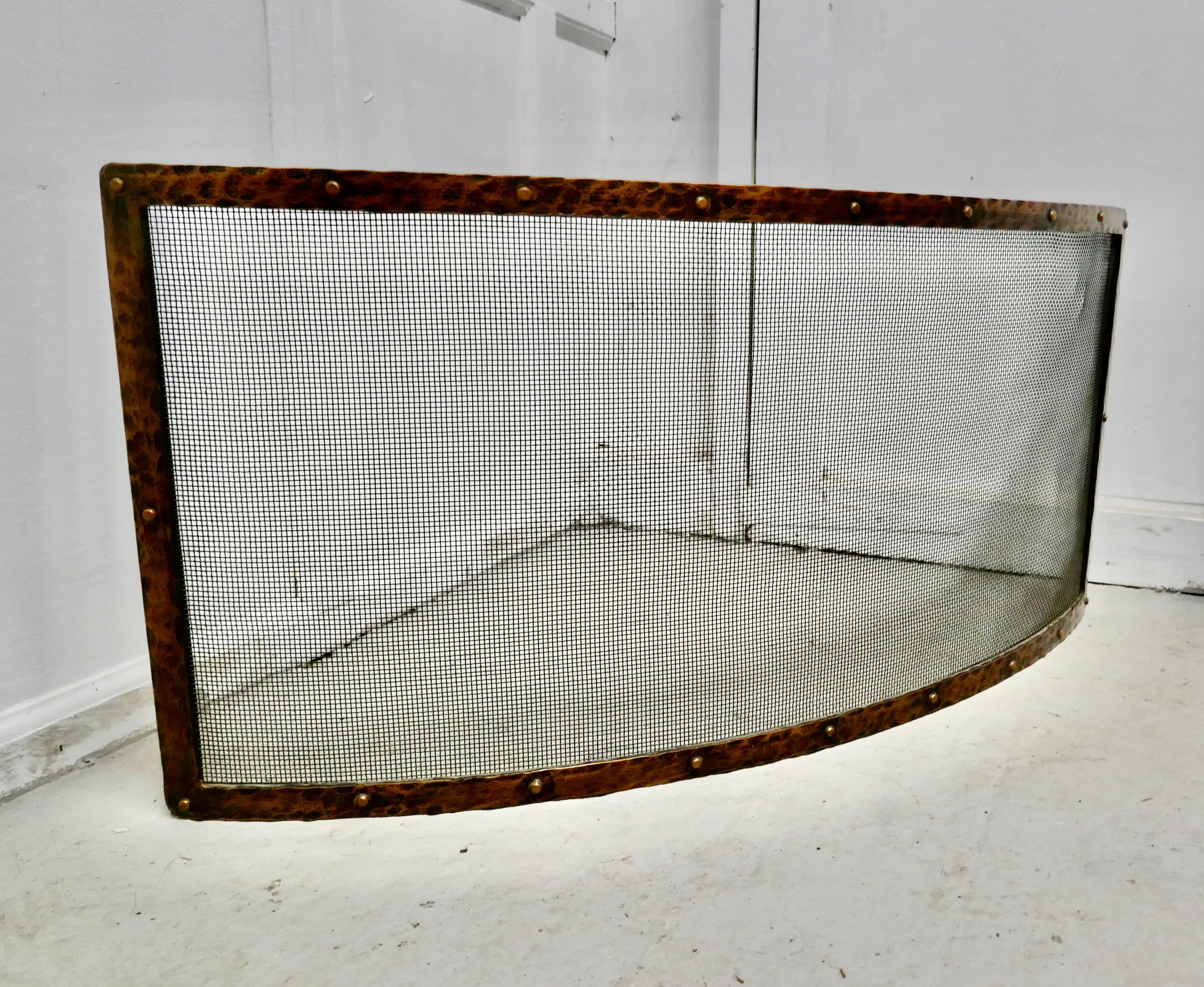Victorian Arts & Crafts Beaten Copper Curved Fire Guard, Spark Screen In Good Condition In Chillerton, Isle of Wight