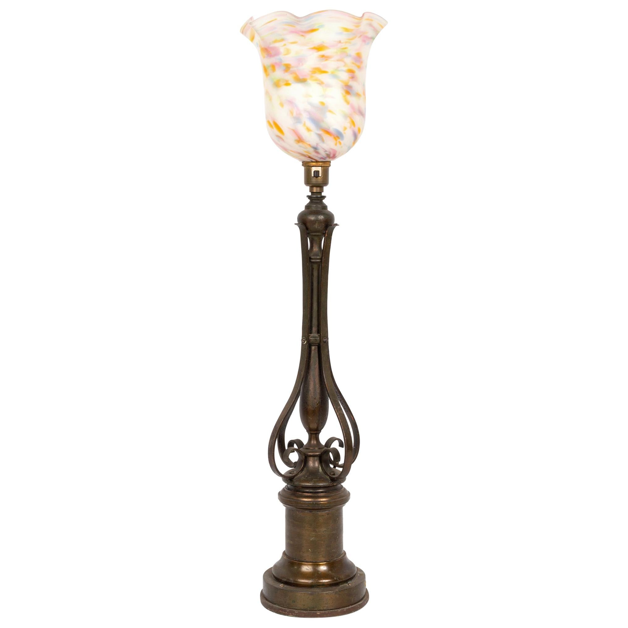Viktorianische Arts and Crafts-Messinglampe mit Vaseline-Glasschirm, England, um 1895