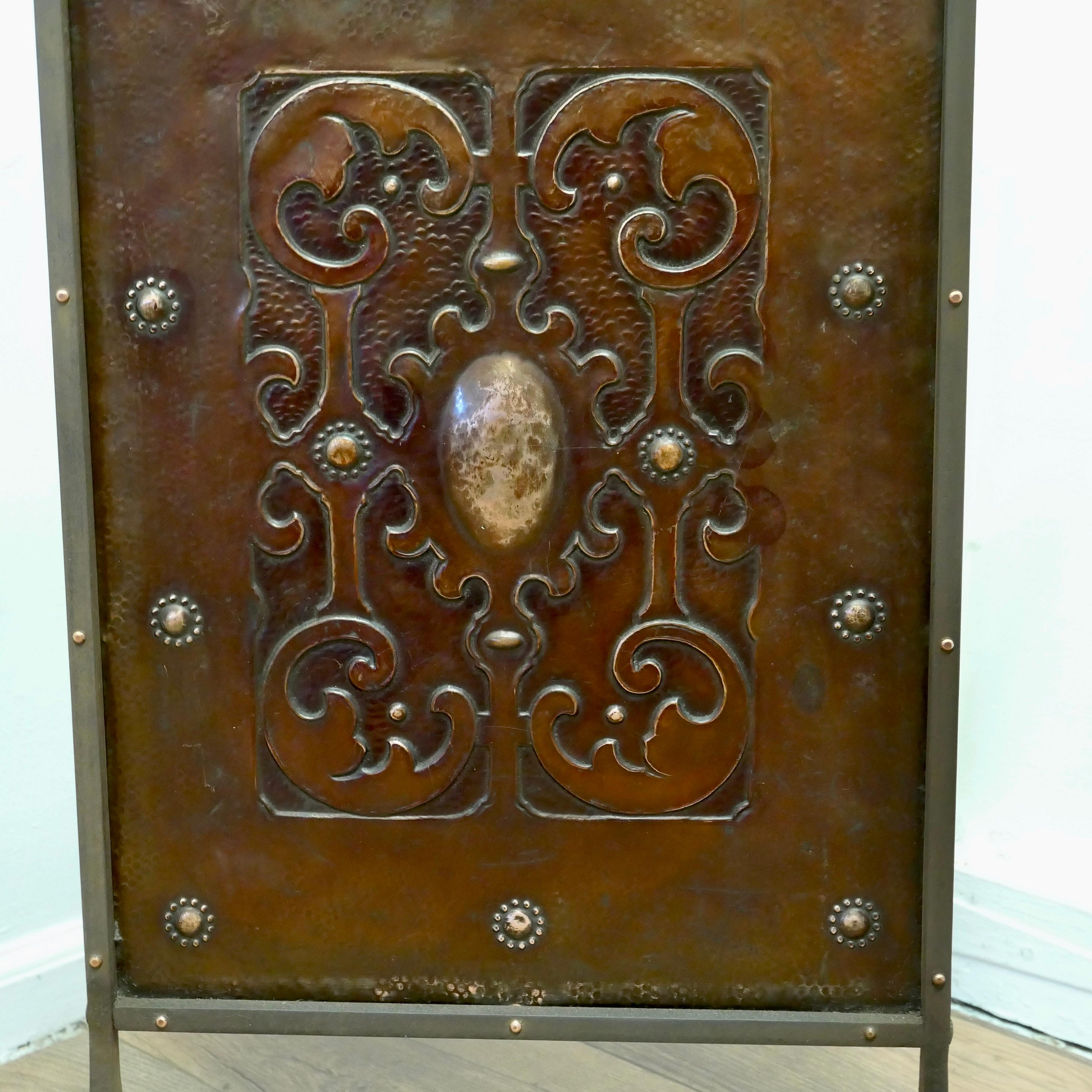 Victorian Arts and Crafts Copper and Iron Fire Screen    In Good Condition For Sale In Chillerton, Isle of Wight