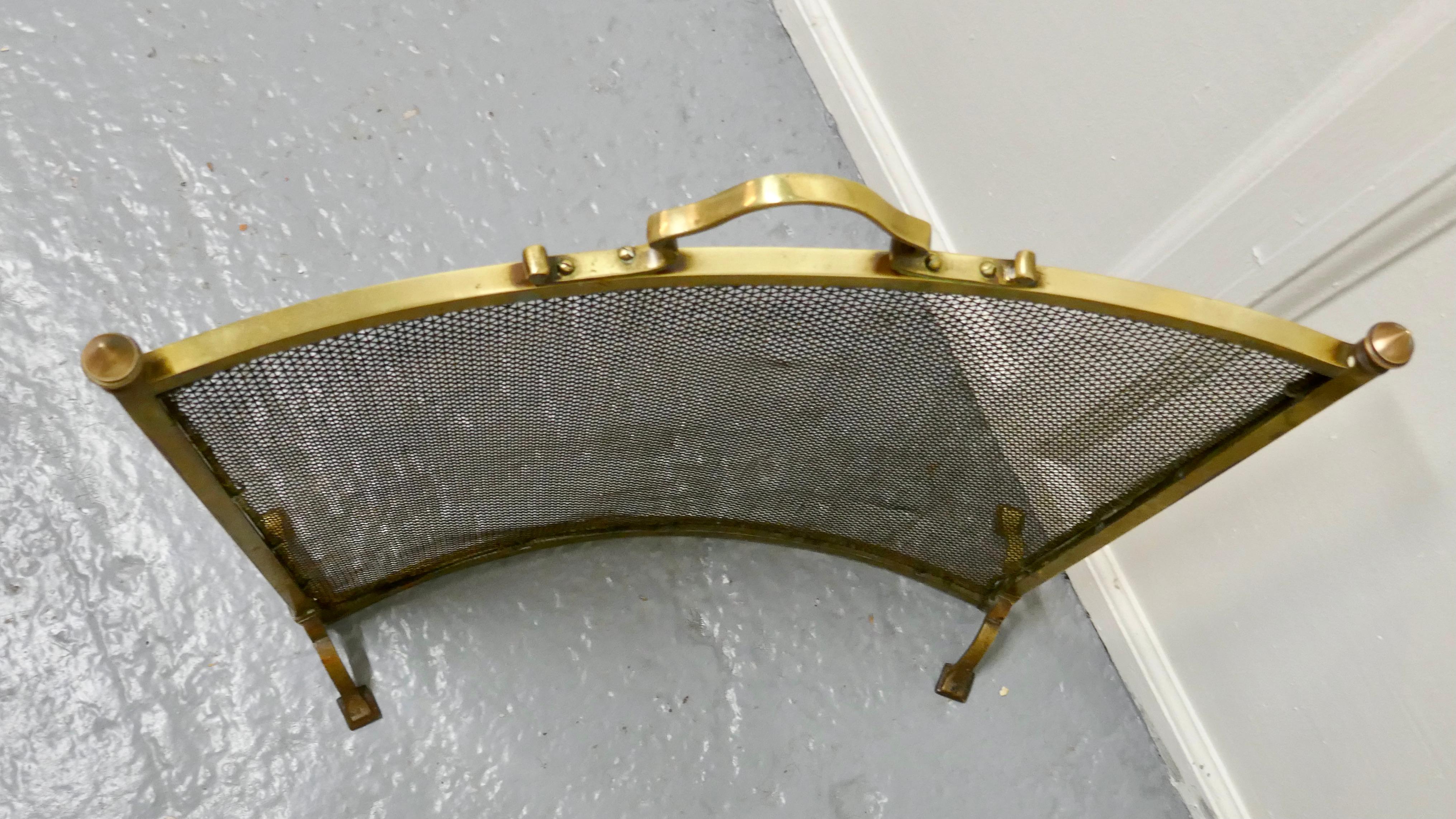 Victorian Arts & Crafts Curved Brass Fire Guard, Spark Screen In Good Condition In Chillerton, Isle of Wight