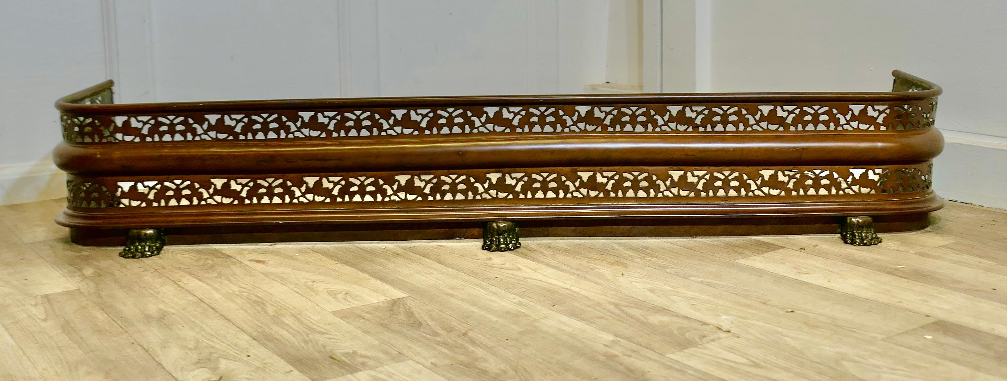 Parafango in ottone gotico vittoriano Arts and Crafts

 Si tratta di un buon parafango in ottone di grandi dimensioni, con doppio foro e piedi a zampa di leone.
La Fender è di ottima qualità e in ottime condizioni, non è mai stata lucidata e