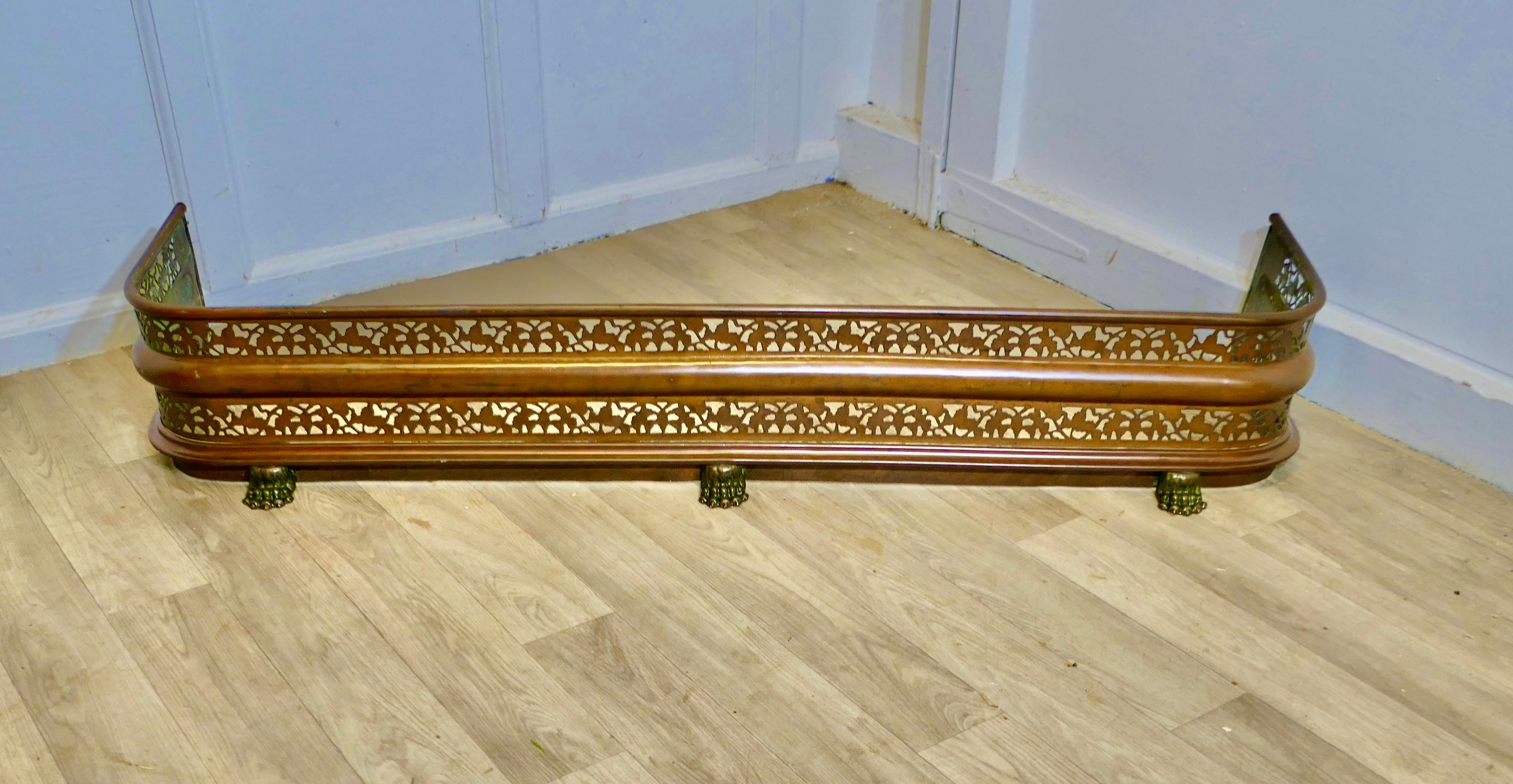 Parafango in ottone gotico vittoriano Arts and Crafts In condizioni buone in vendita a Godshill, Isle of Wight