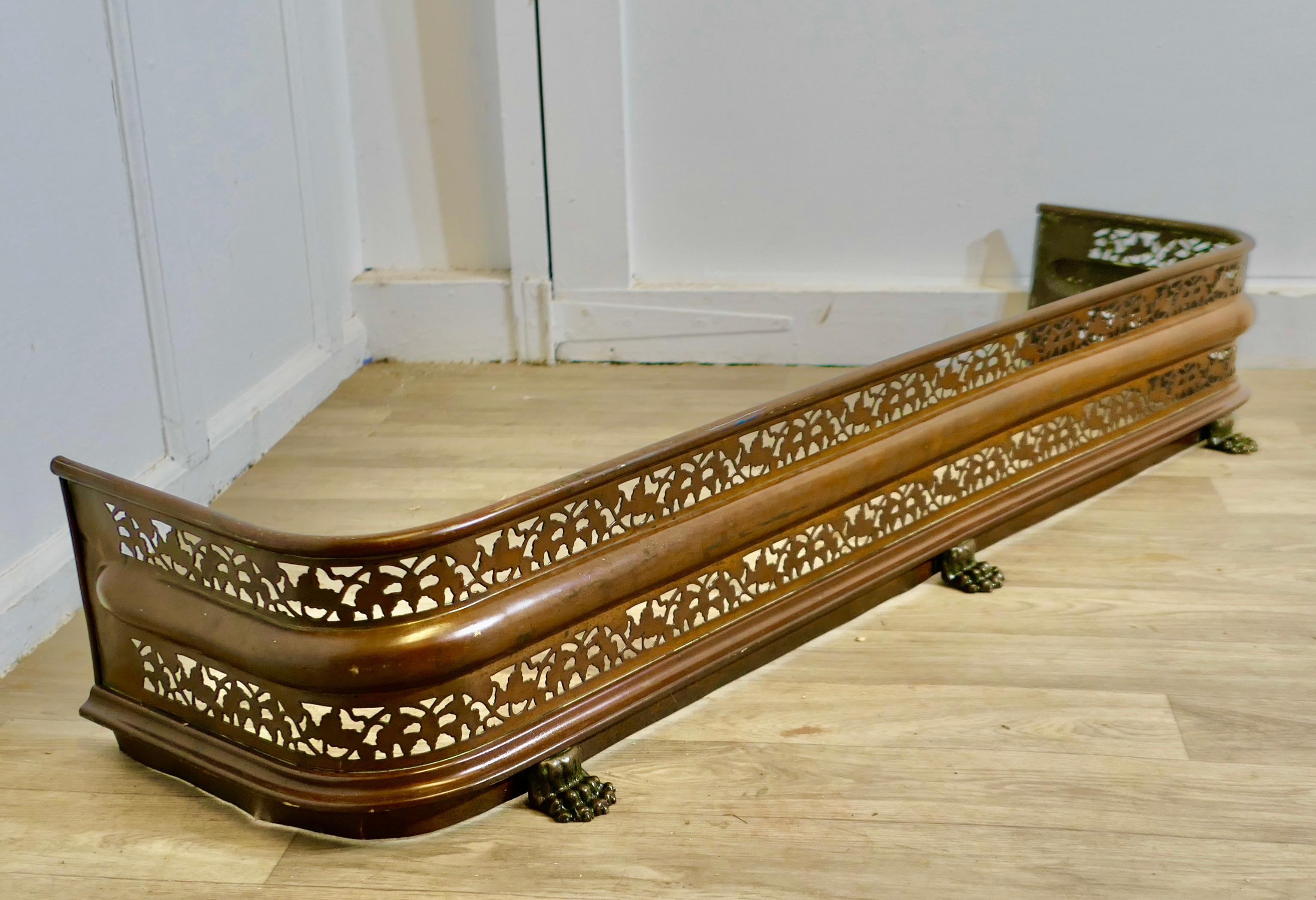 Ottone Parafango in ottone gotico vittoriano Arts and Crafts in vendita
