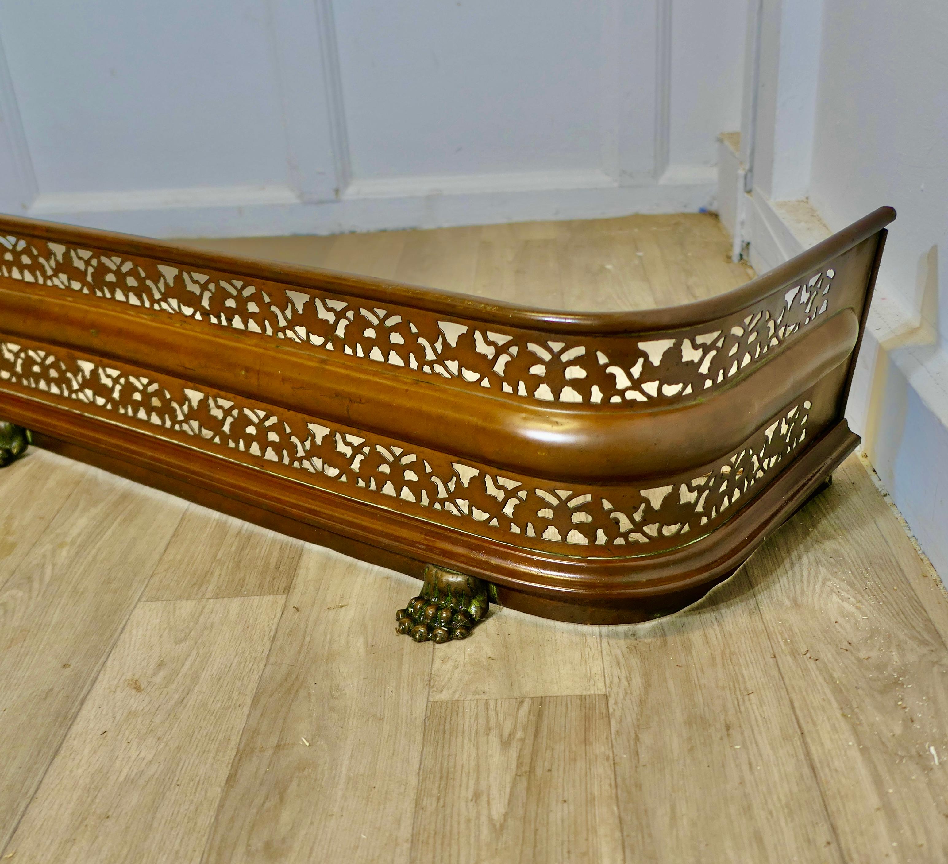 Parafango in ottone gotico vittoriano Arts and Crafts in vendita 1