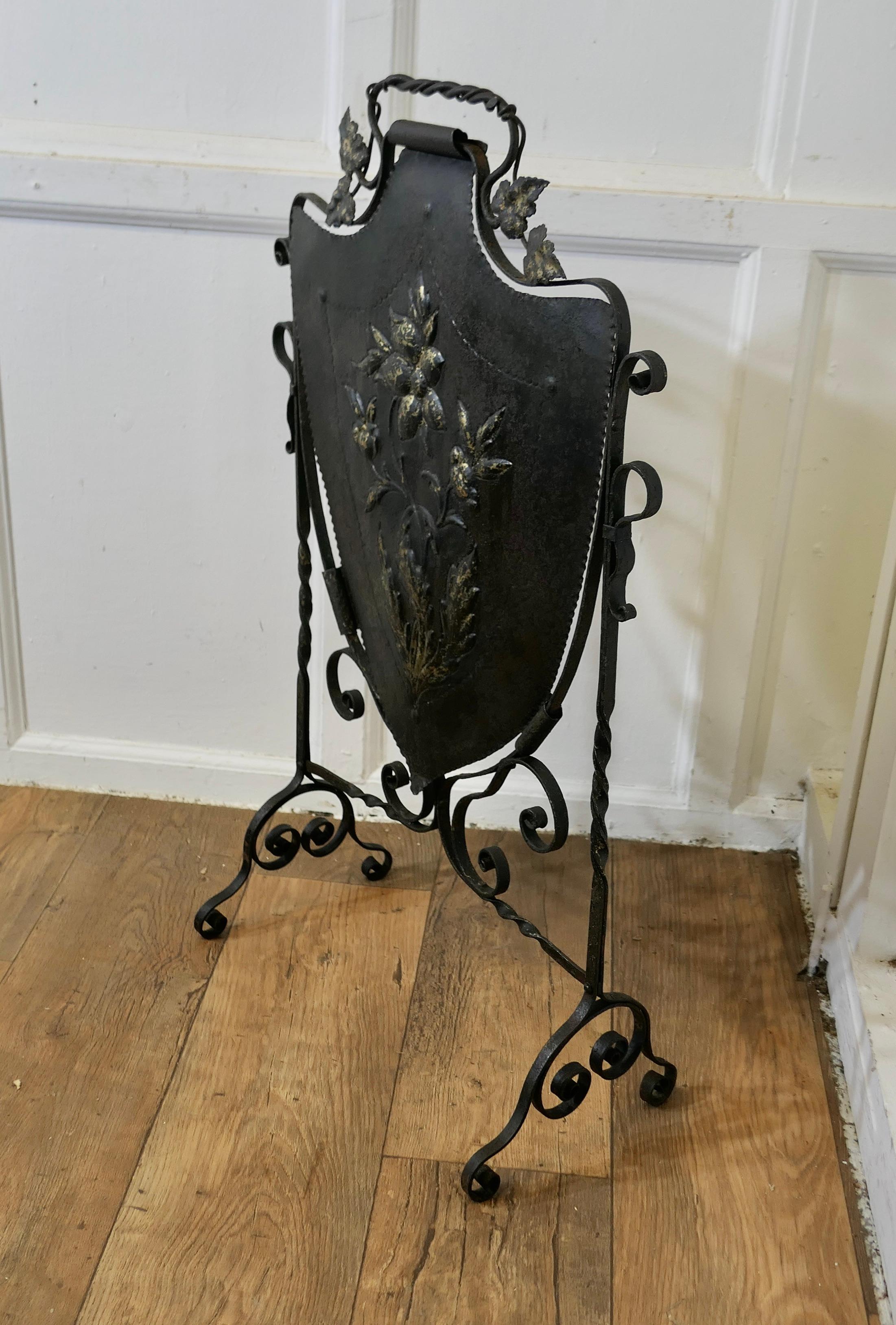 Victorian Arts and Crafts Gothic Shield Iron Fire Screen In Good Condition For Sale In Godshill, Isle of Wight