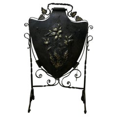 Parafuoco vittoriano Arts and Crafts con scudo gotico in ferro