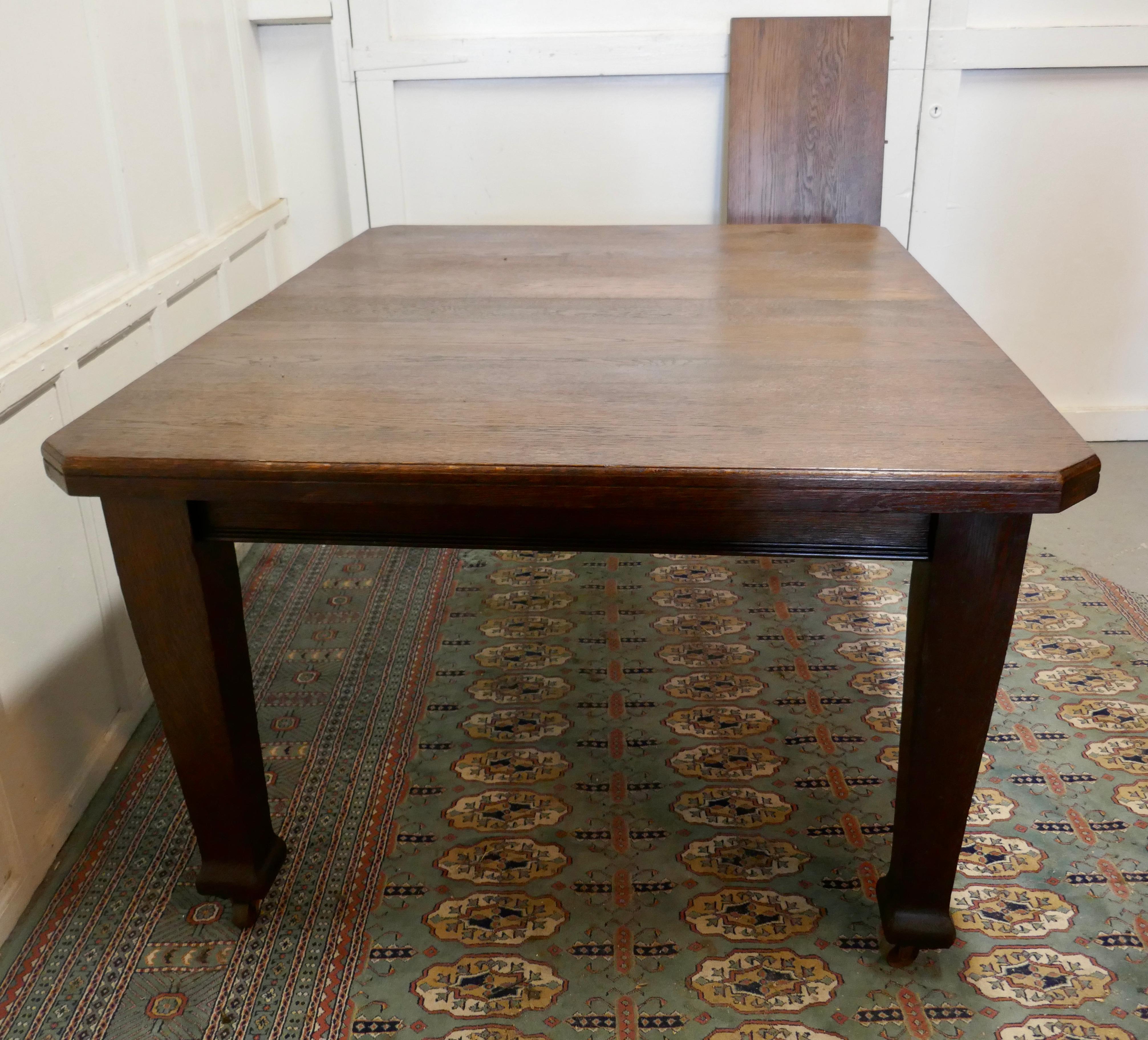 Victorian Arts and Crafts Oak Wind Out Table, Extending Dining Table For Sale 1
