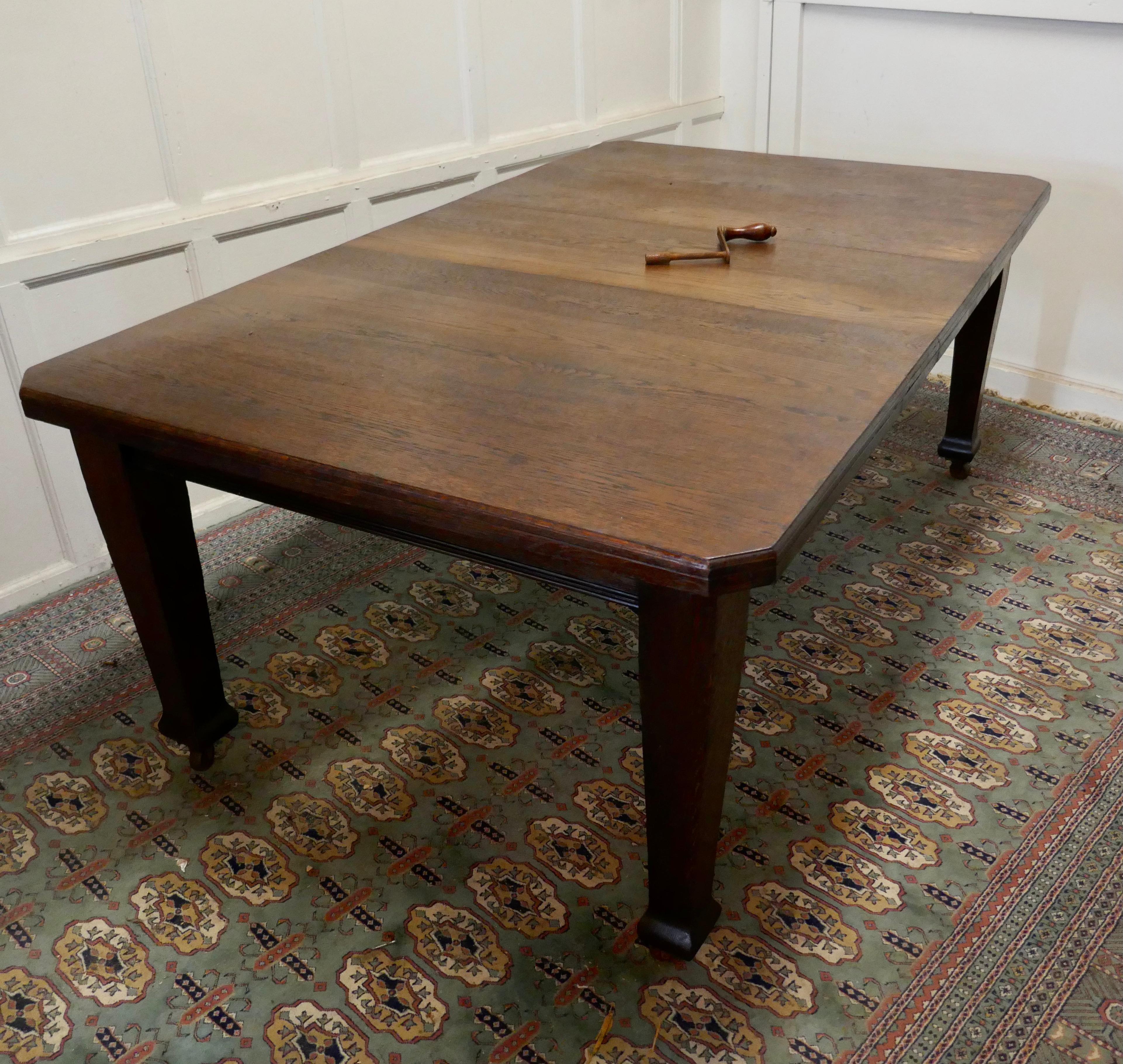 Victorian Arts and Crafts Oak Wind Out Table, Extending Dining Table For Sale 2
