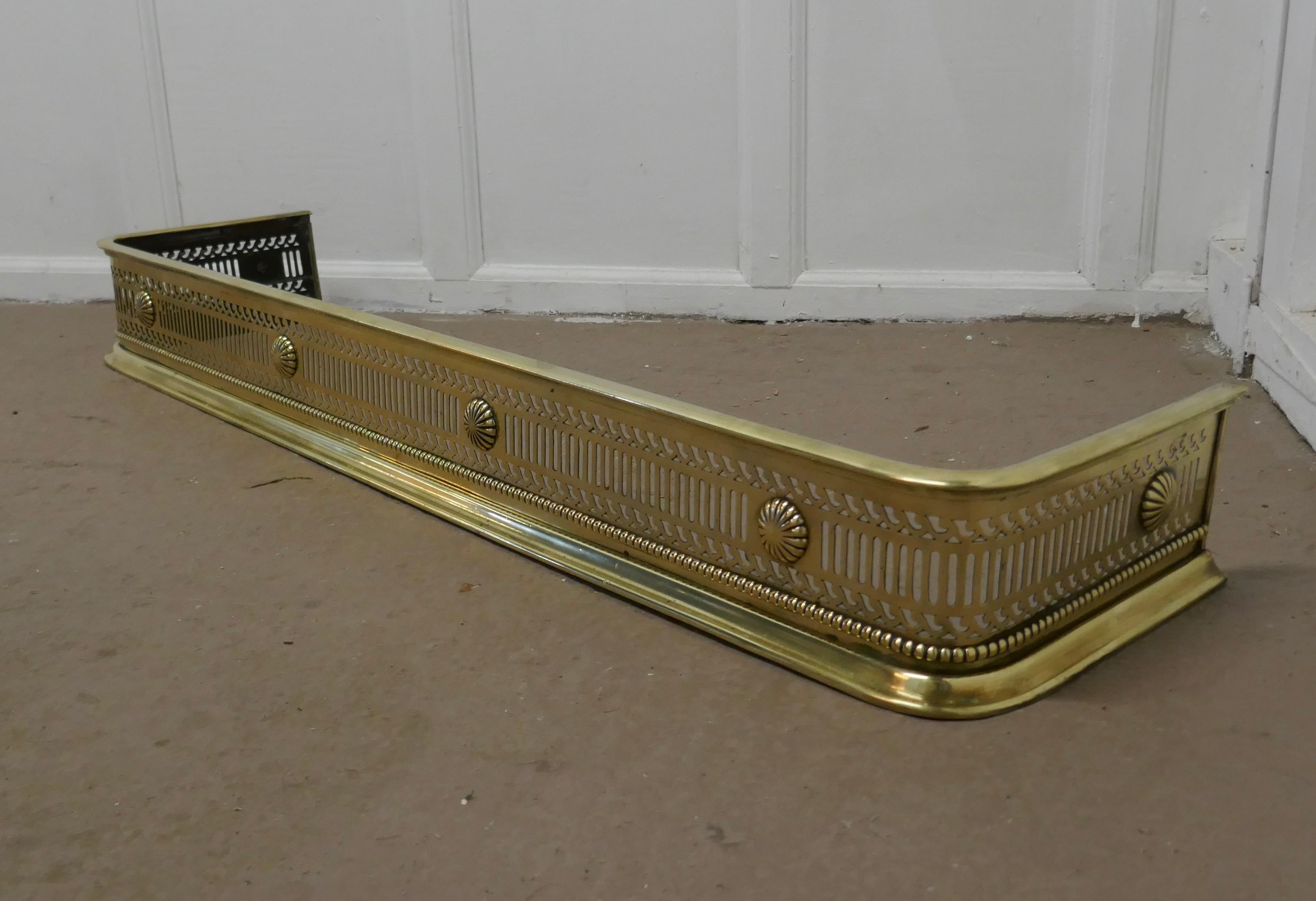 Victorian Arts & Crafts Pierced Brass Fender In Good Condition For Sale In Chillerton, Isle of Wight