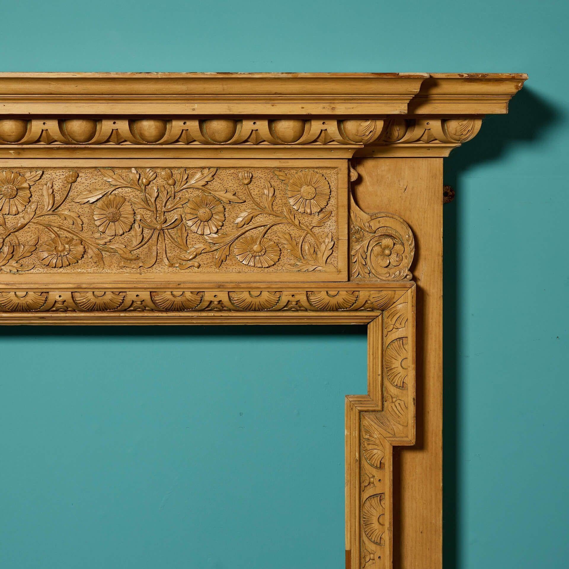 Arts and Crafts Cheminée victorienne Arts & Crafts sculptée en pin en vente