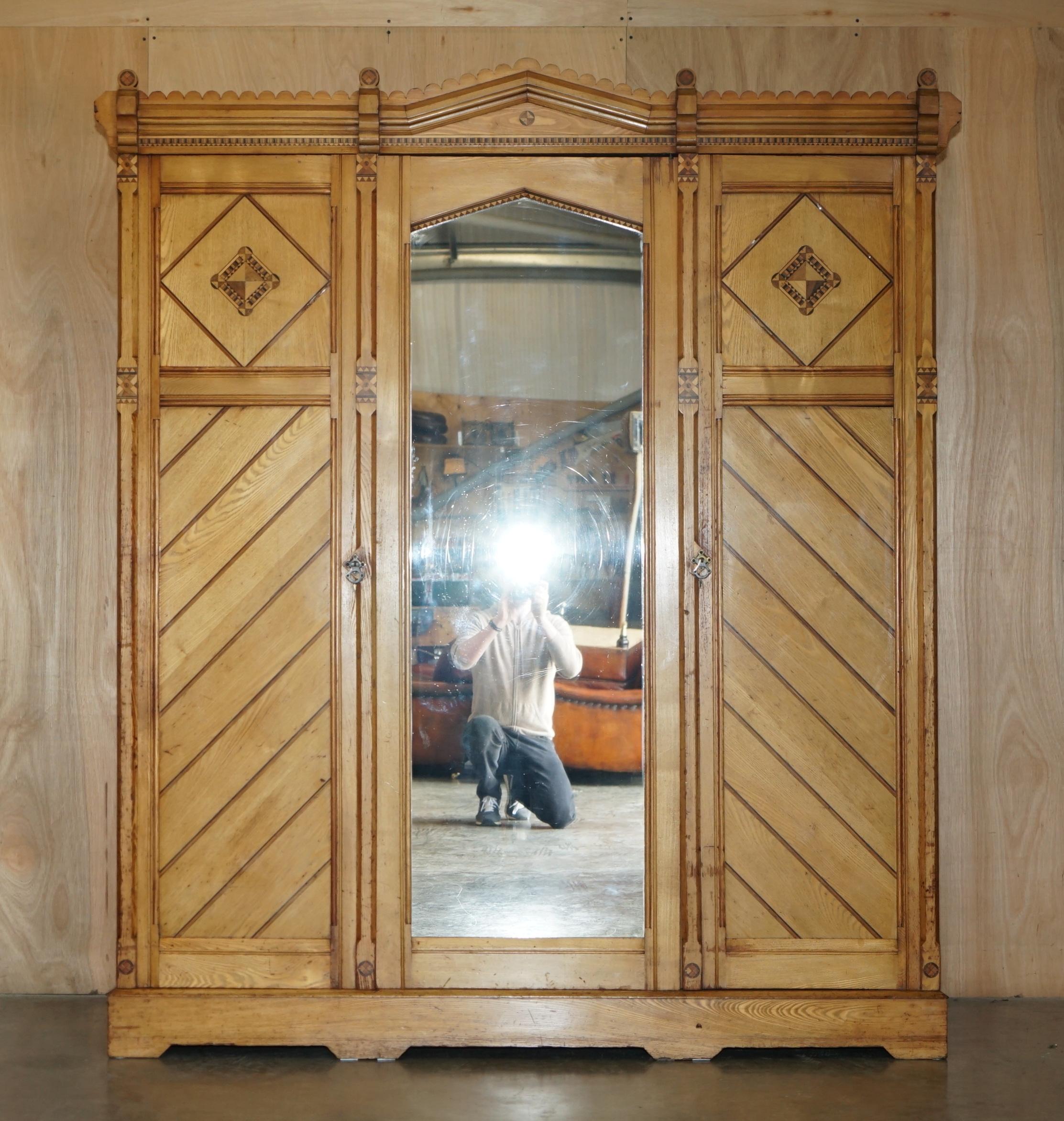 Casa Reale Antiquariato

Royal House Antiques è lieta di offrire in vendita questo straordinario armadio triplo in legno di frassino dell'Aesthetic Movement di Victoria con cassettiera in stile Campaigner militare incorporata che si divide in