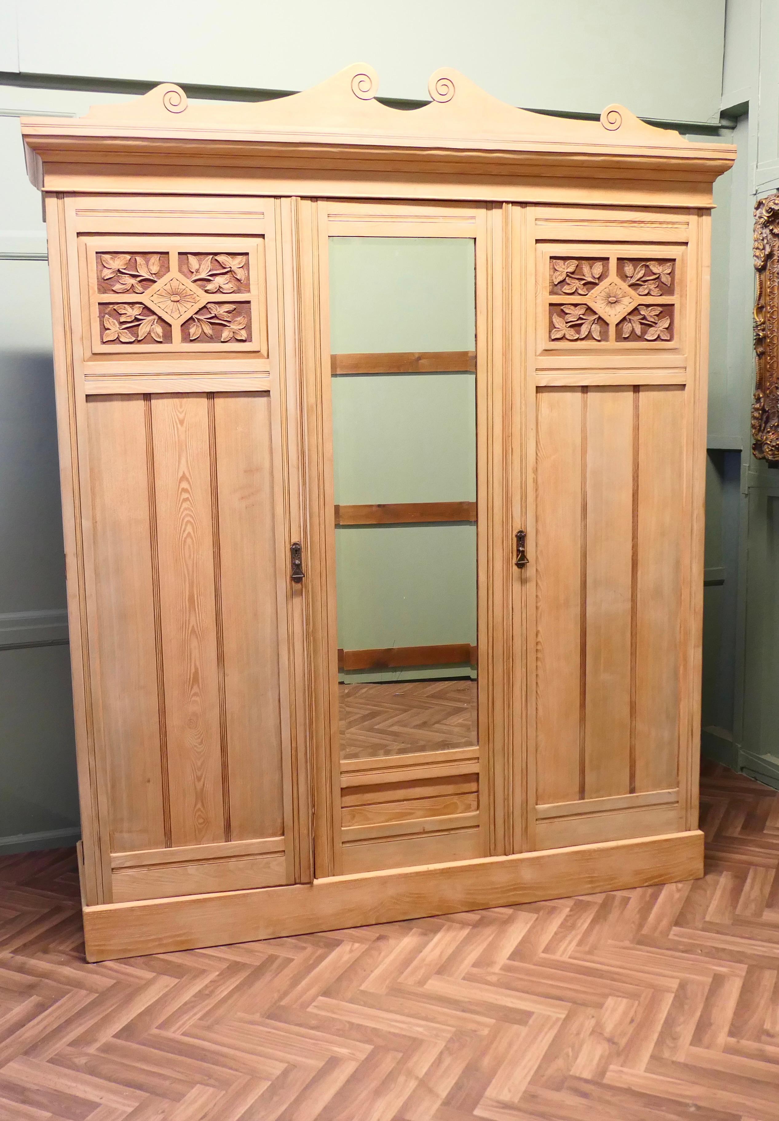 Armadio triplo in frassino vittoriano Arts & Crafts Compactum
L'armadio è un pezzo di qualità superba, tutto il legno è di frassino a grana dritta della migliore qualità, ha una decorazione intagliata nella parte superiore delle due ante esterne e