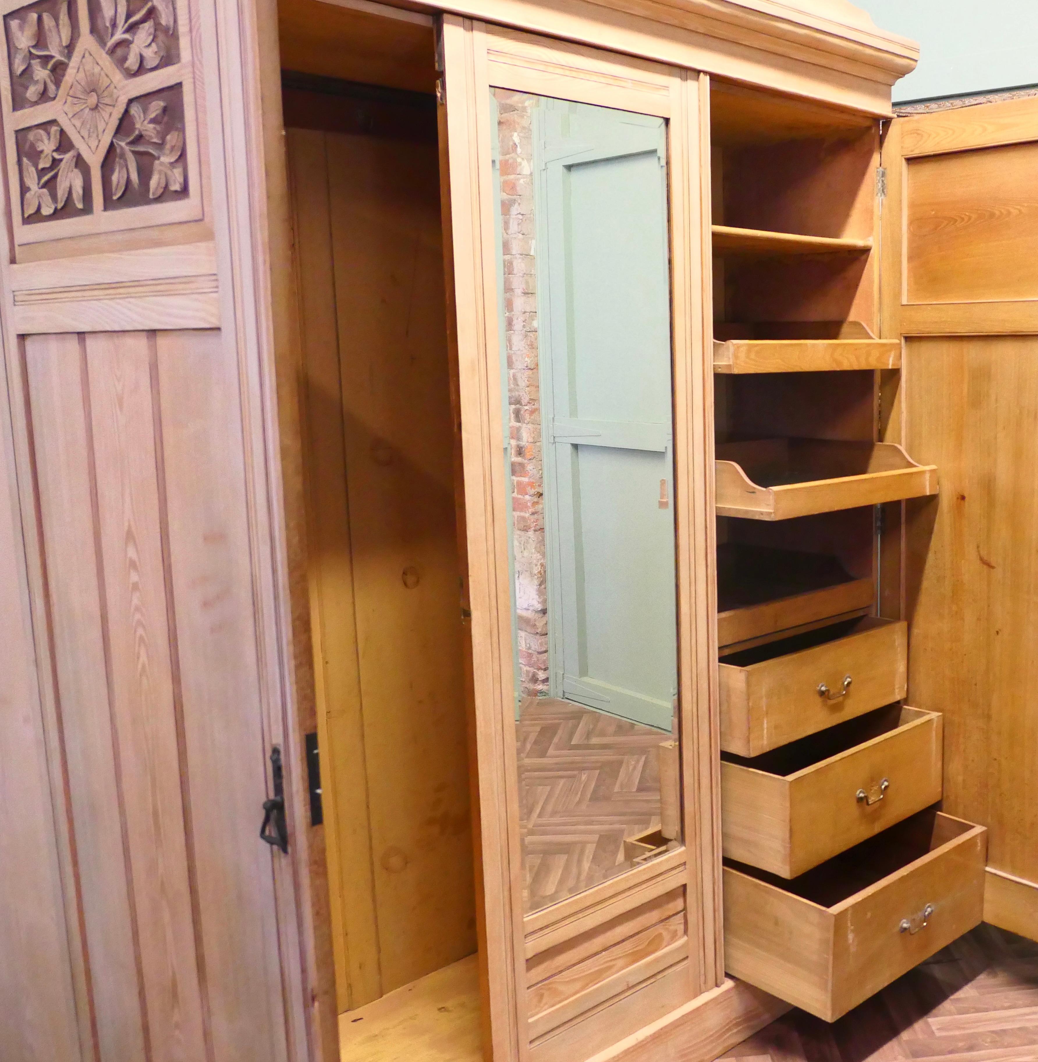Arts and Crafts Armadio triplo in frassino vittoriano Arts & Crafts Compactum in vendita