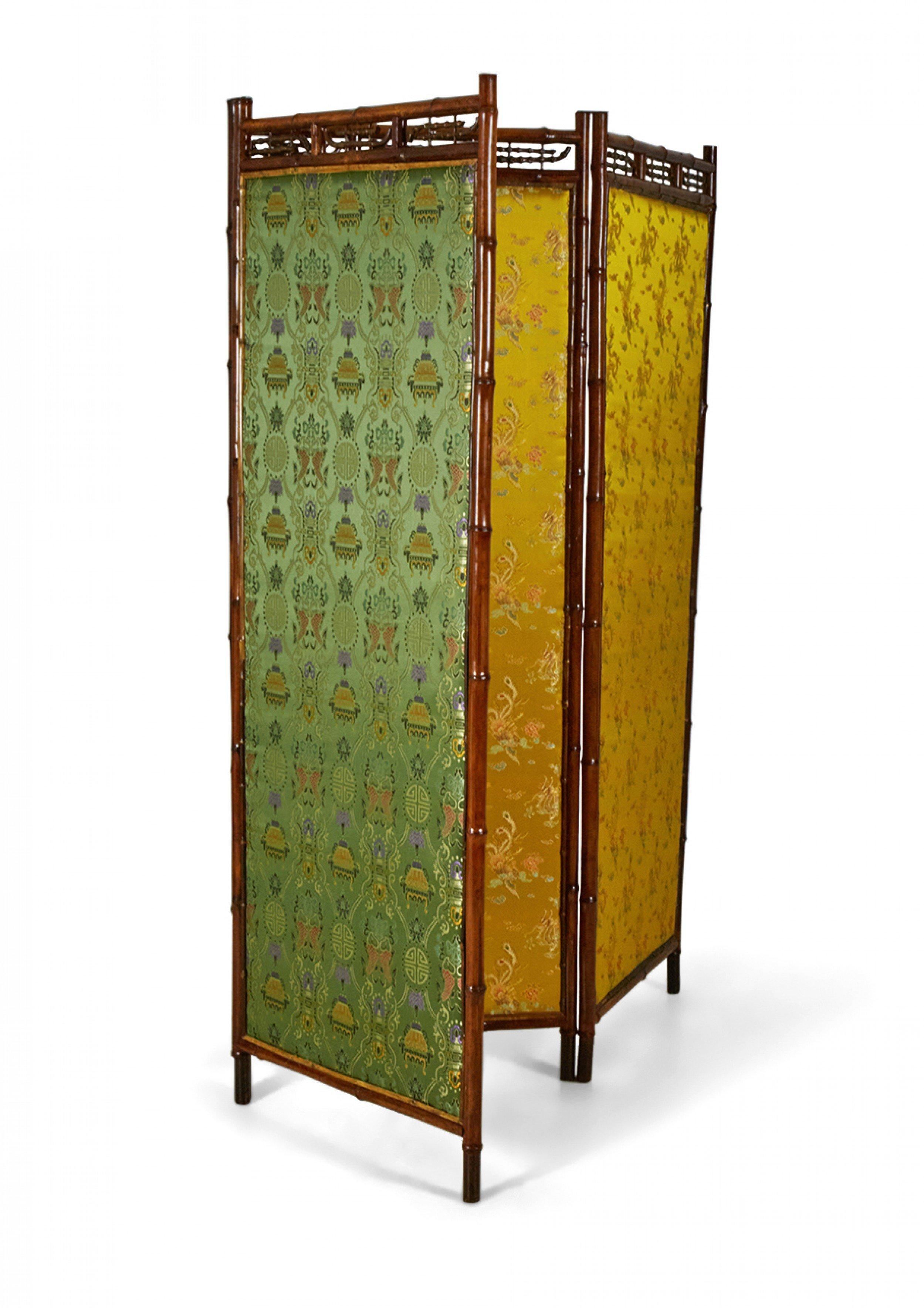 Viktorianischer 3-facher Raumteiler aus Bambus mit floralen grünen und gelben gepolsterten Paneelen im Zustand „Gut“ im Angebot in New York, NY