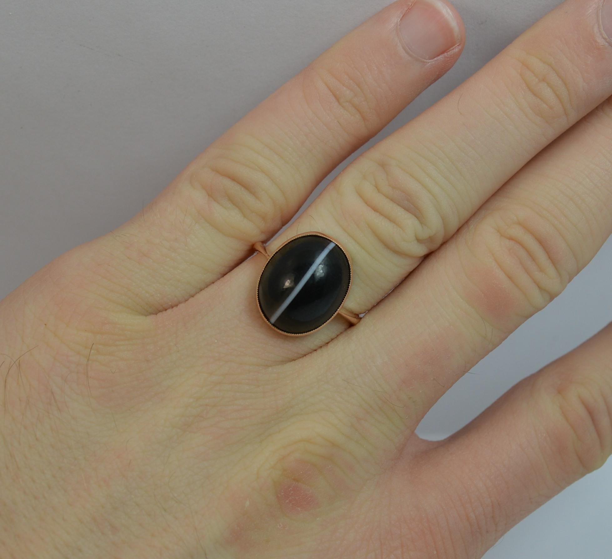 An antique 9 carat rose gold and single banded agate ring.

11.7mm x 14.3mm agate. 2.9 grams. Protruding 7mm off the finger.

Size M 1/2 UK, 6 1/2 US

Great overall condition. Clean stone. Clean and solid shank.