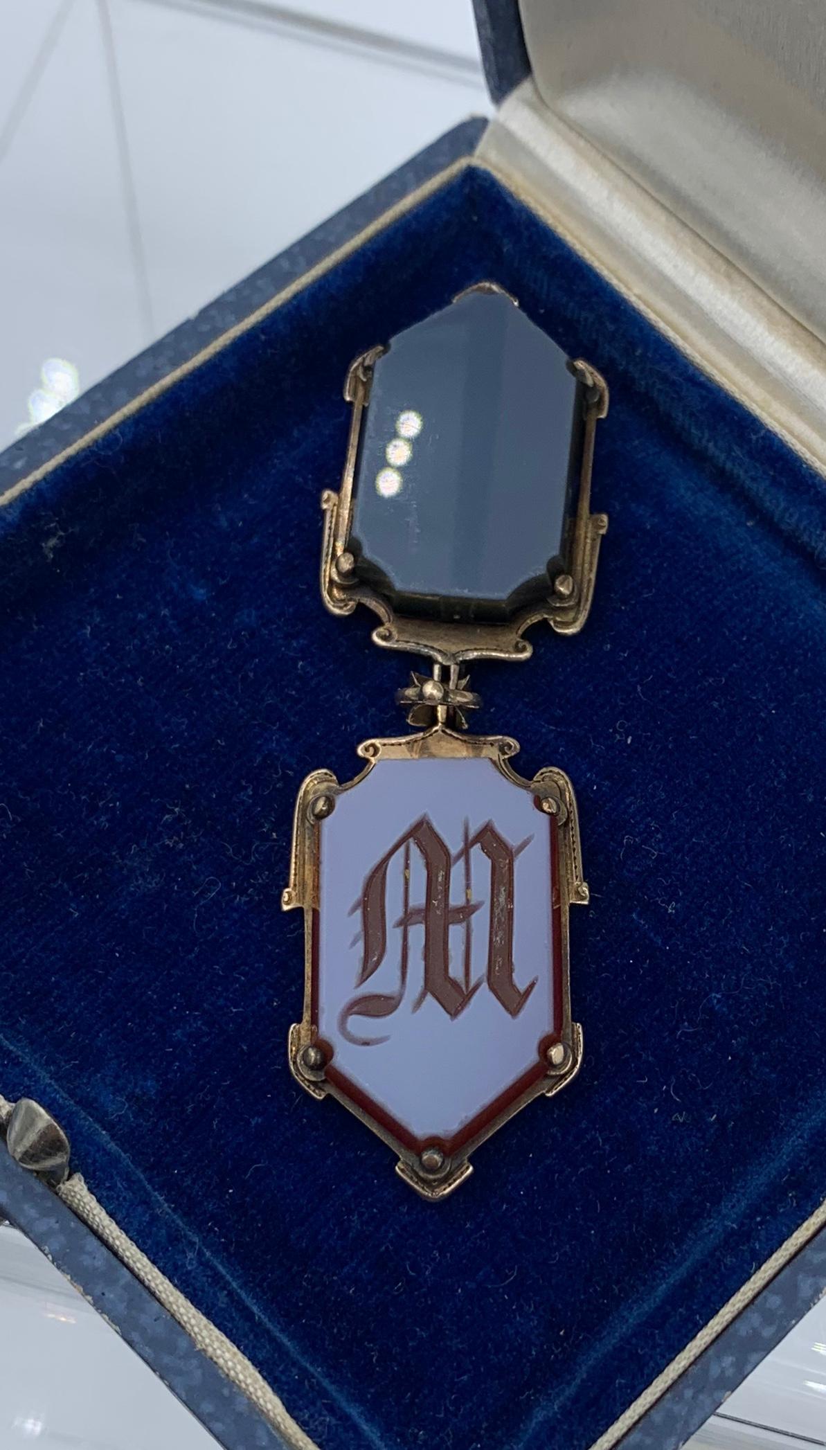 Pendentif médaillon victorien en or orné d'une bande d'onyx et d'un sardonyx initial M Bon état - En vente à New York, NY