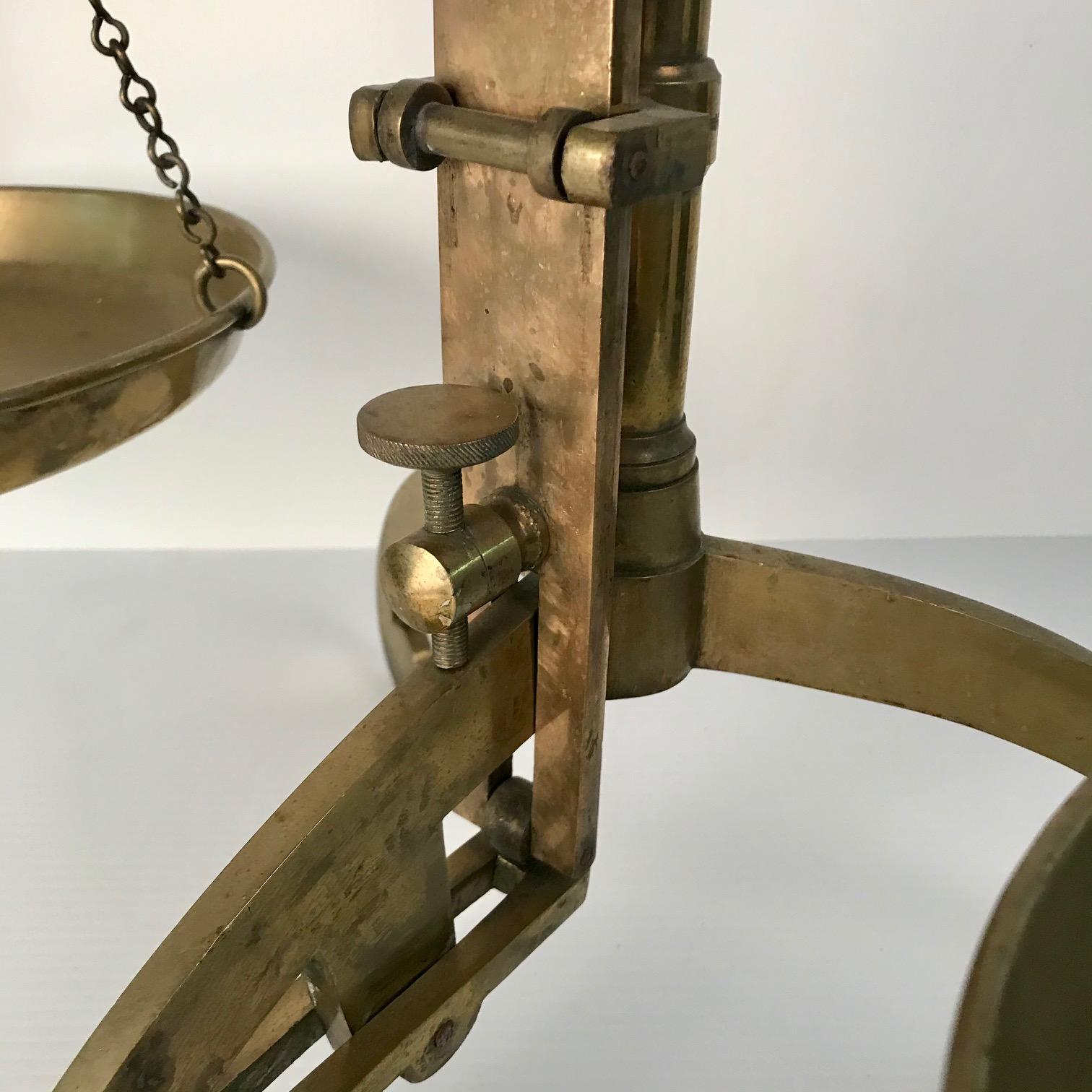 Victorian Bankers Brass Balance Scale by W & T Avery In Good Condition In Montreal, QC