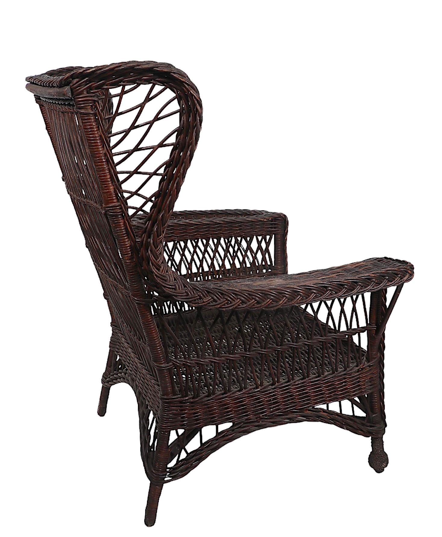 Victorien Victorian Bar Harbor Wicker Wing Chair with Magazine Rack Arm en vente