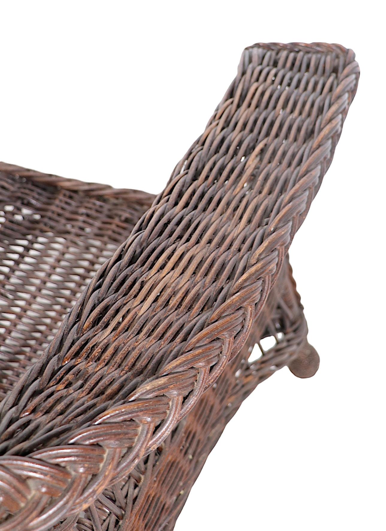 Victorian Bar Harbor Wicker Wing Chair with Magazine Rack Arm Bon état - En vente à New York, NY