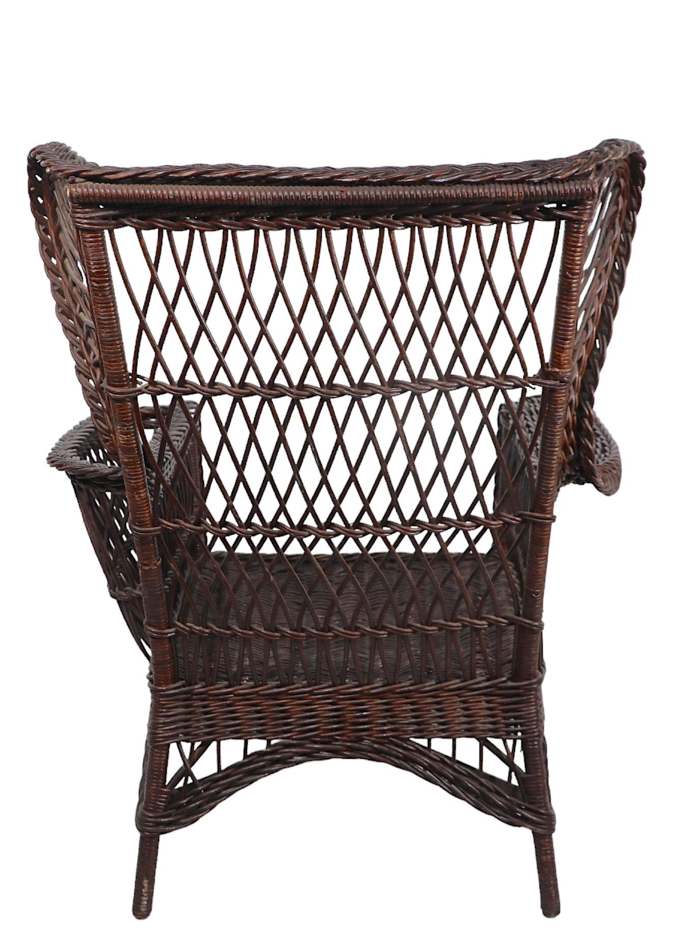 Osier Victorian Bar Harbor Wicker Wing Chair with Magazine Rack Arm en vente