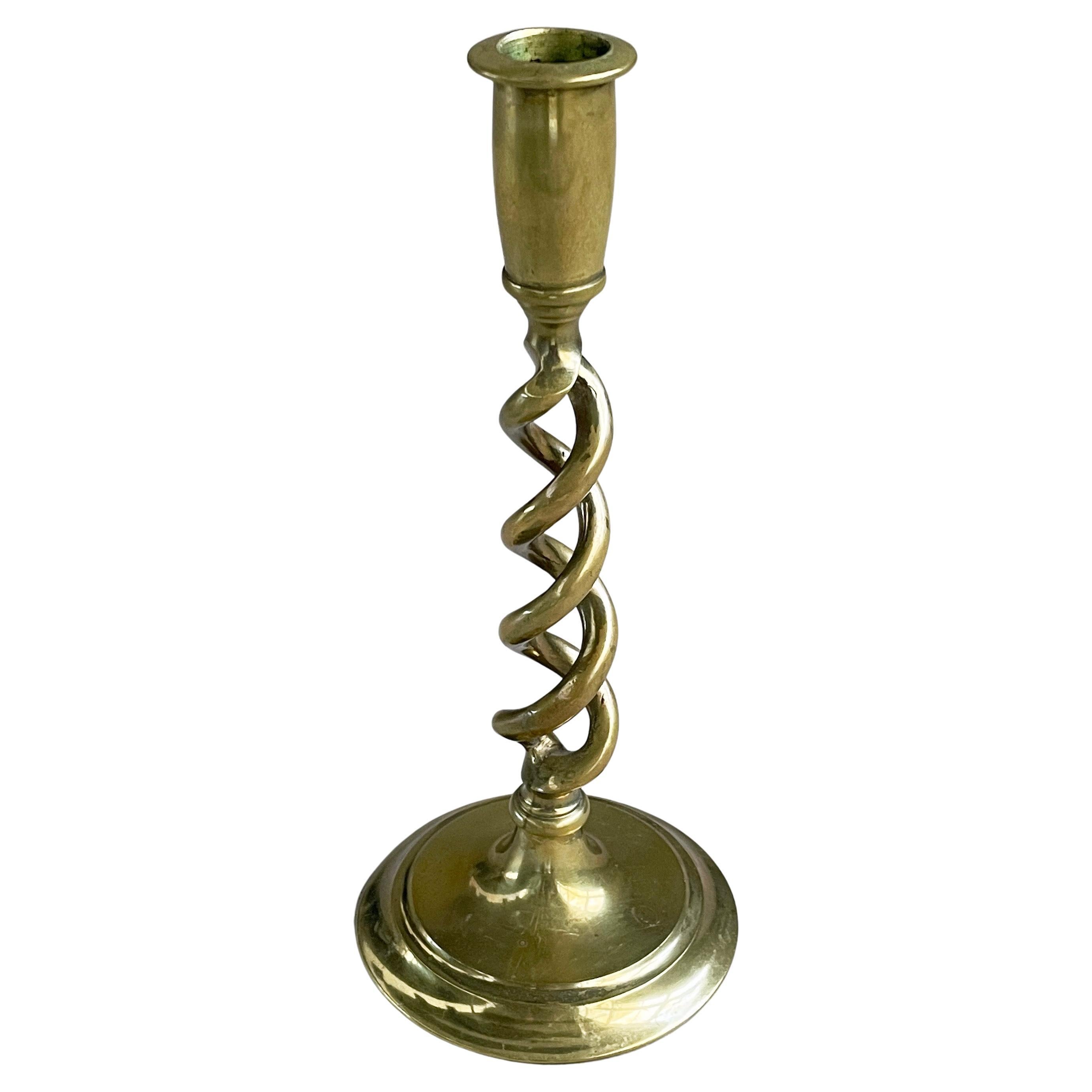 Portacandele vittoriano di fine Ottocento in ottone a forma di orzo aperto con un inserto per un singolo bastoncino di candela su una base circolare.
Altezza: 26 cm / Diametro: 11 cm. In ottime condizioni, con lievi segni d'uso dovuti all'età. 