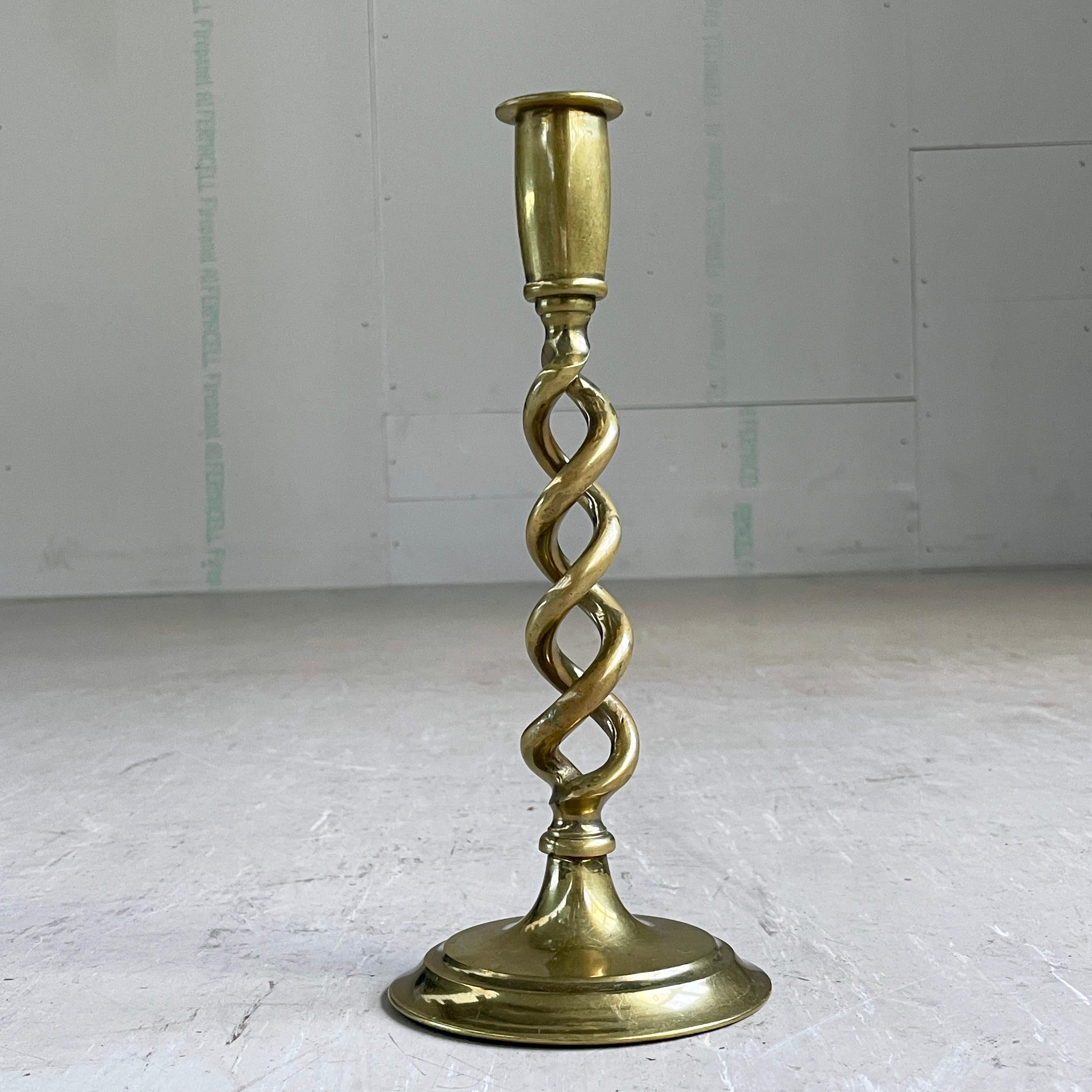 Bastone da candela vittoriano in ottone a torsione d'orzo In condizioni buone in vendita a Bern, CH