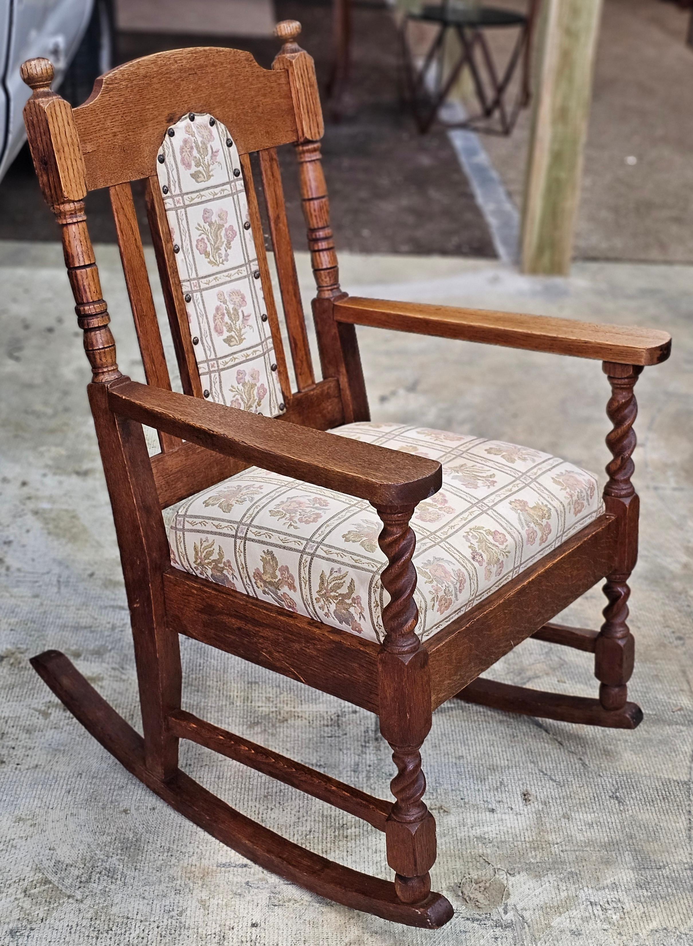 Sedia a dondolo Vittoriana Barley Twist in Oak e imbottita In condizioni buone in vendita a Germantown, MD