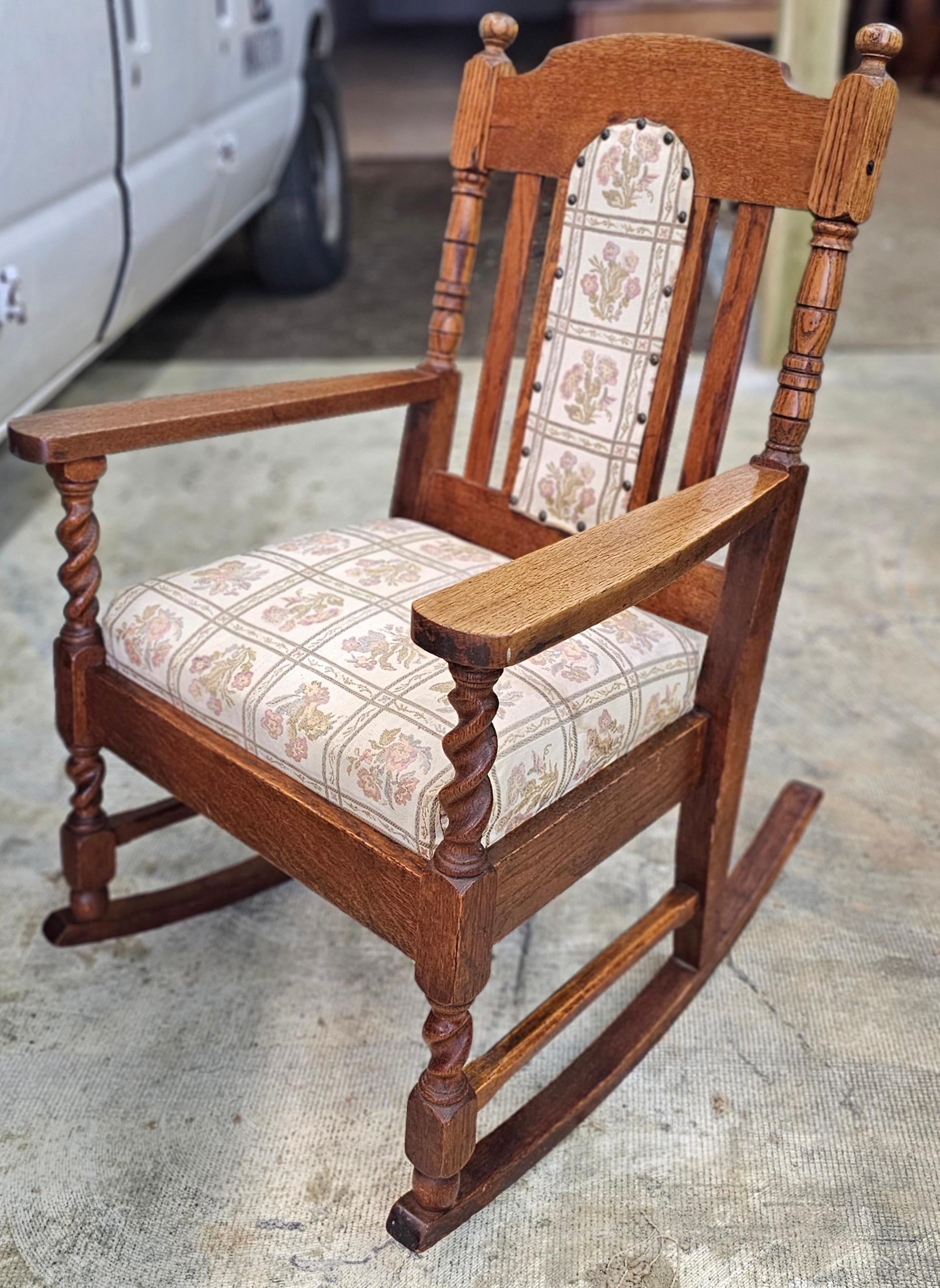XX secolo Sedia a dondolo Vittoriana Barley Twist in Oak e imbottita in vendita