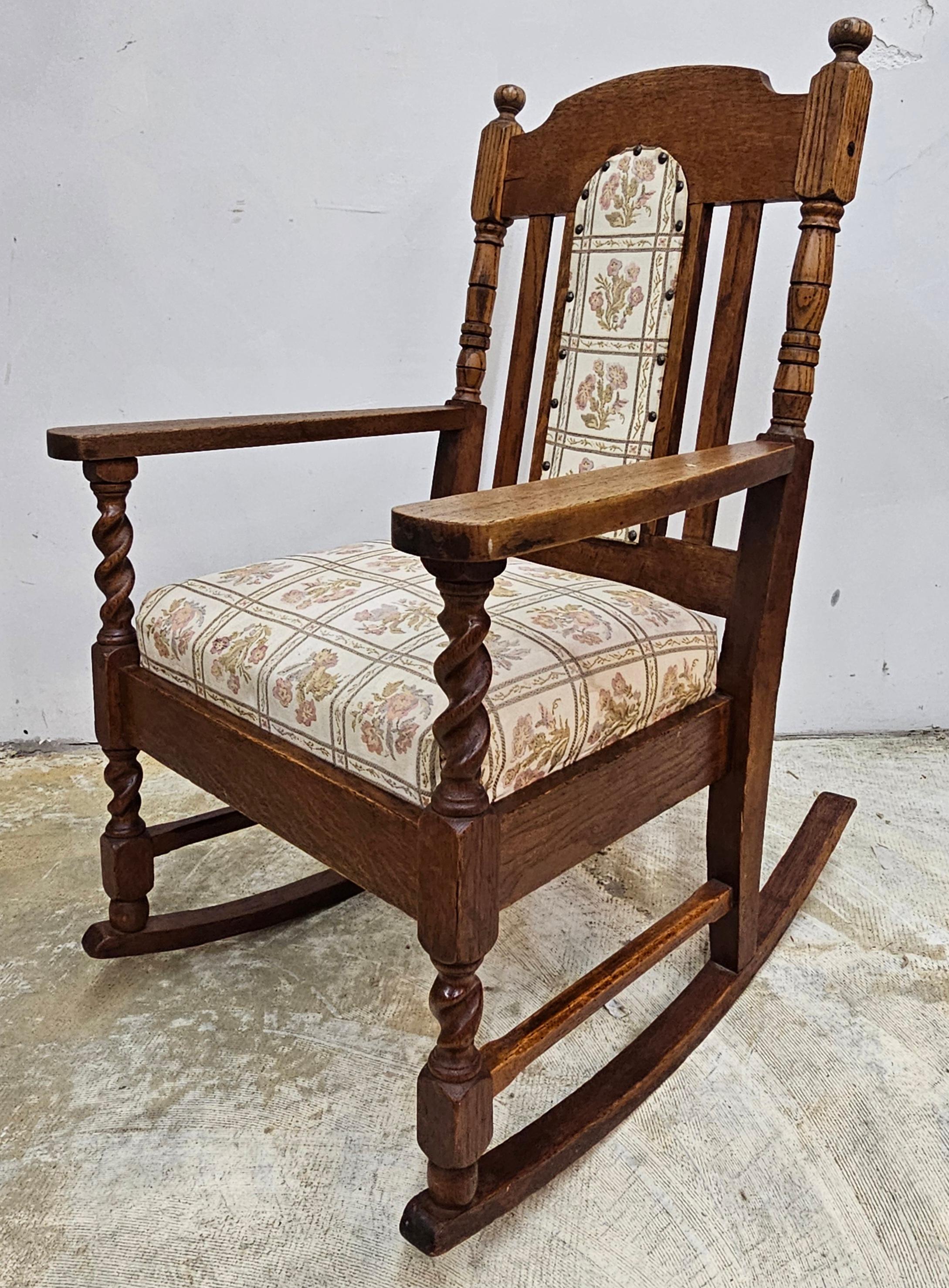 Vittoriano Sedia a dondolo Vittoriana Barley Twist in Oak e imbottita in vendita