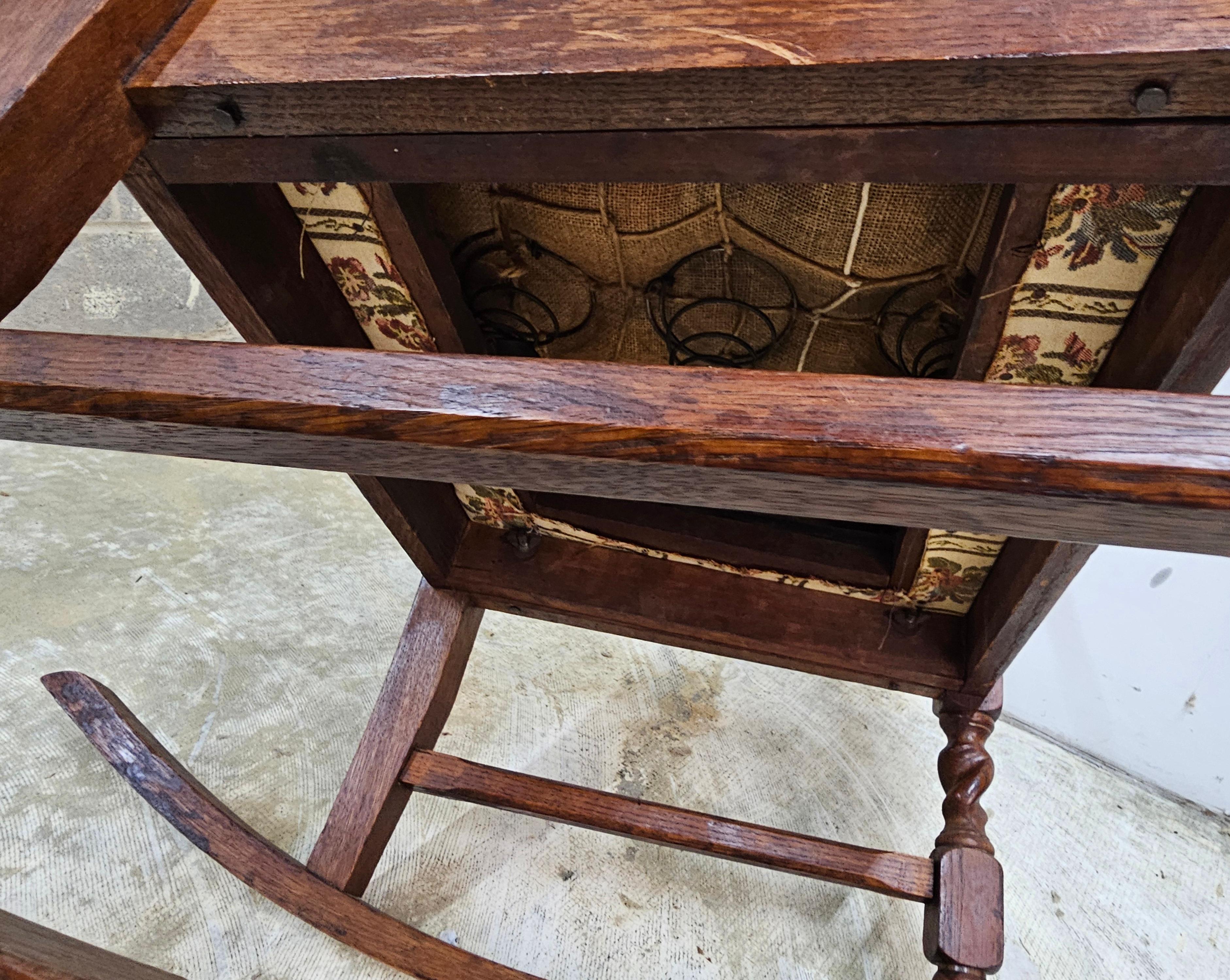 Fatto a mano Sedia a dondolo Vittoriana Barley Twist in Oak e imbottita in vendita