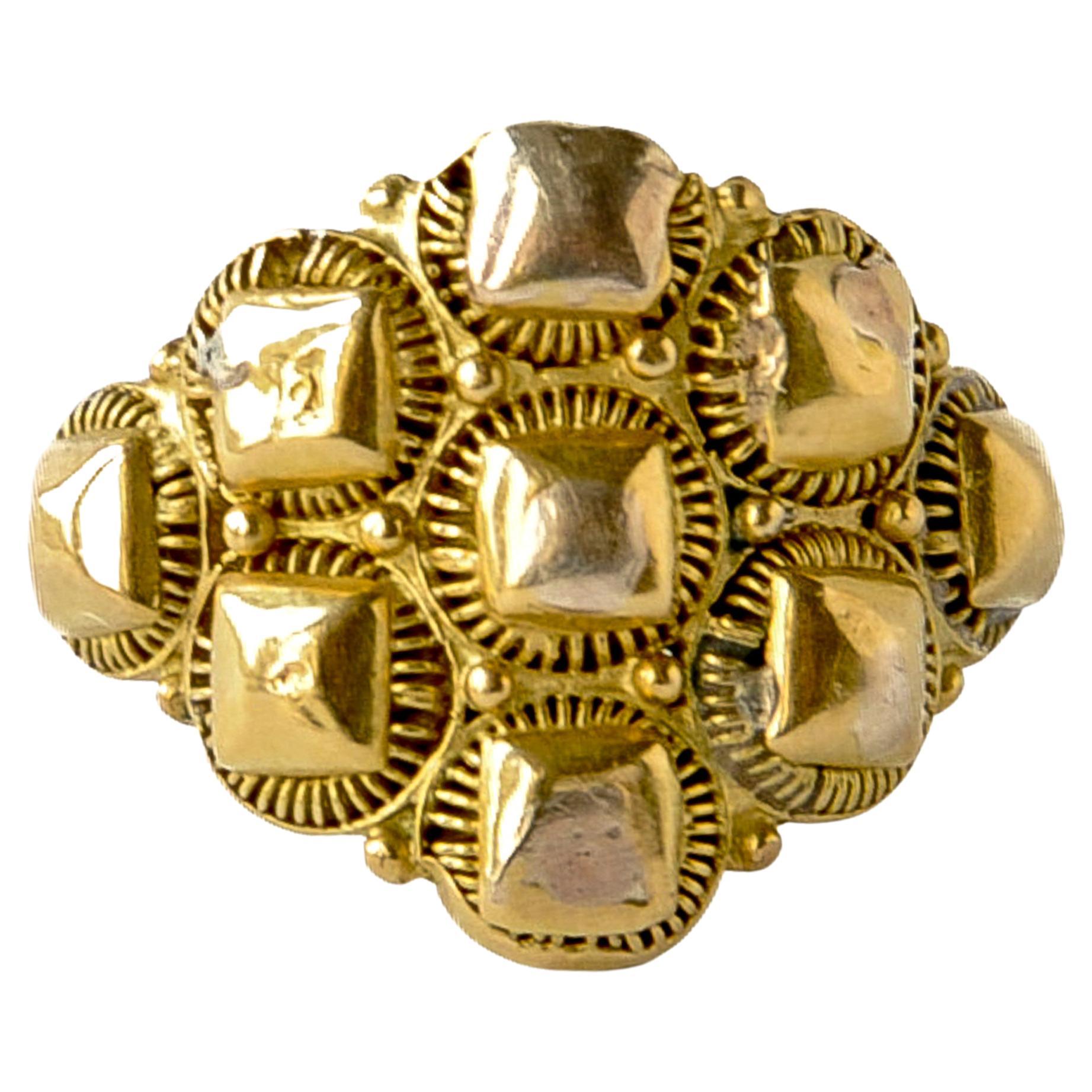 Ancienne bague baroque victorienne en or jaune 14 carats à dôme en vente