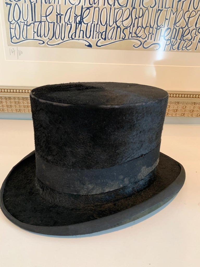 Haut-de-forme victorien en soie avec boîte à chapeau en cuir sur mesure En  vente sur 1stDibs